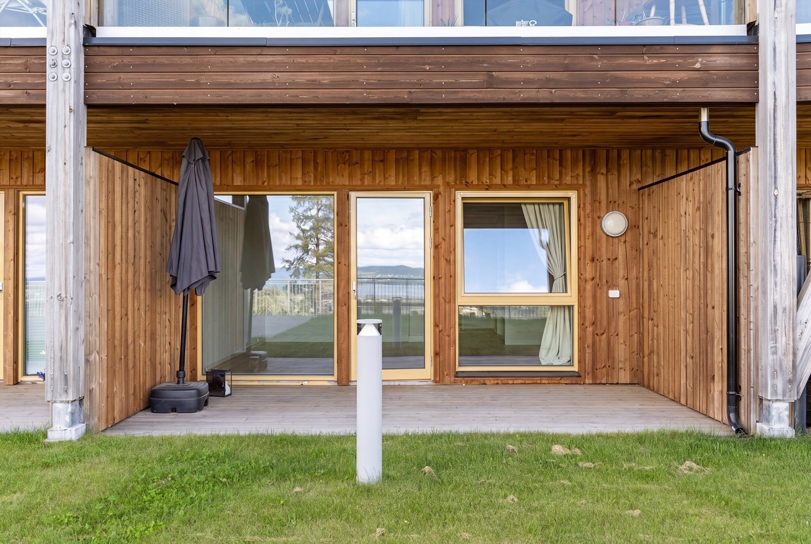 Overbygd terrasse med god plass til utemøbler og skjerming fra vær og vind. En naturlig forlengelse av boligens oppholdsrom. Galleribilde