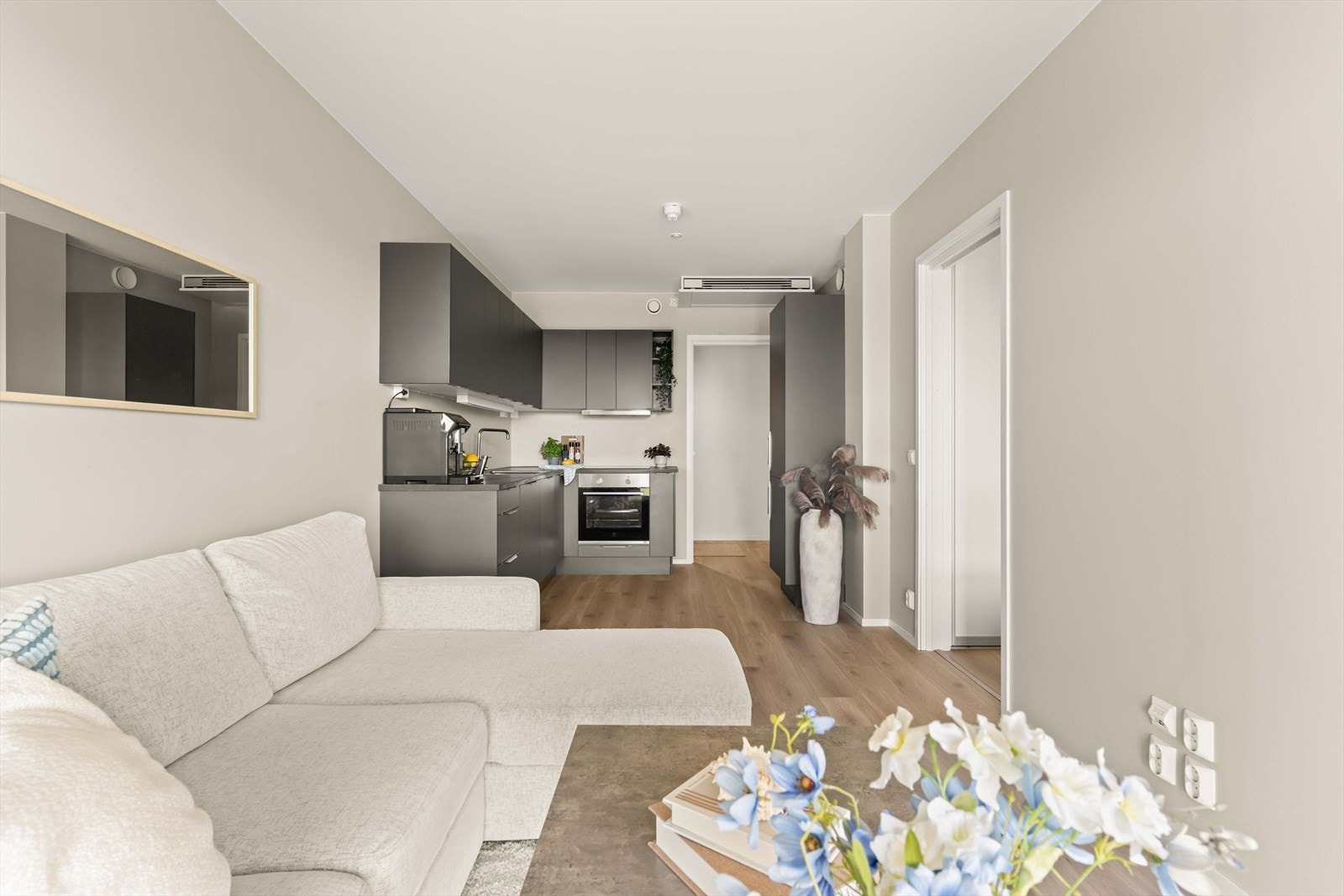 Åpen stue- og kjøkkenløsning med gjennomgående moderne uttrykk. En praktisk planløsning som passer perfekt for både hverdag og besøk. Galleribilde