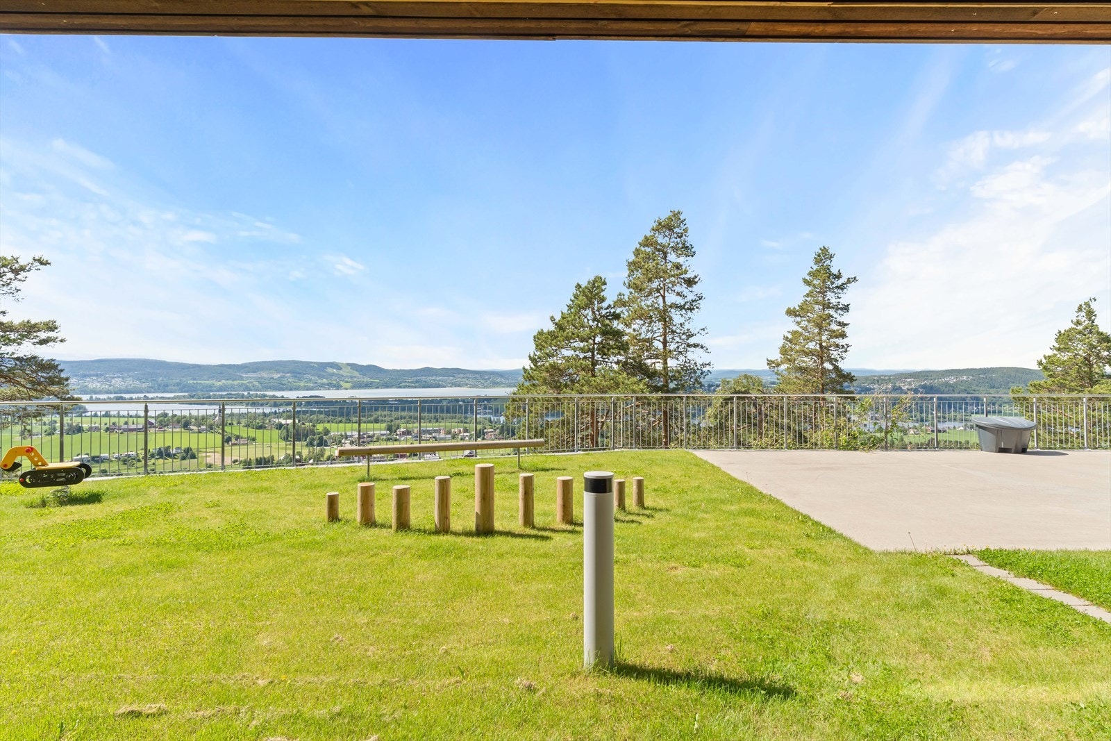 Flott utsyn over grønne fellesområder og omkringliggende landskap. Beliggenheten gir en åpen og landlig følelse. Galleribilde