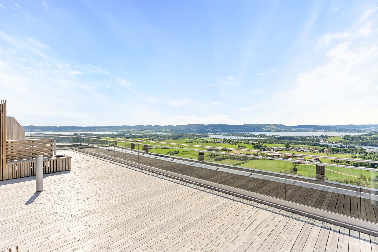 Felles takterrasse med god plass og panoramautsikt. Et attraktivt område for solrike dager og sosiale sammenkomster. Galleribilde