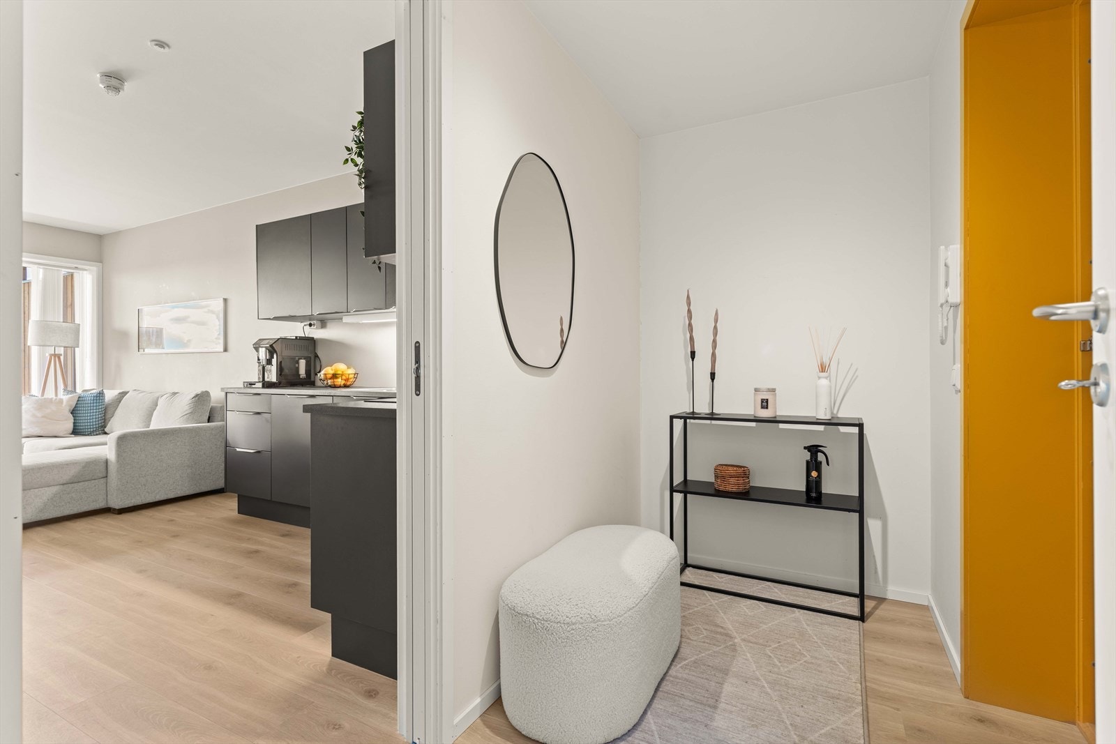 Entré med moderne uttrykk og god plass til garderobeløsning. Her får du et hyggelig førsteinntrykk av boligen. Galleribilde
