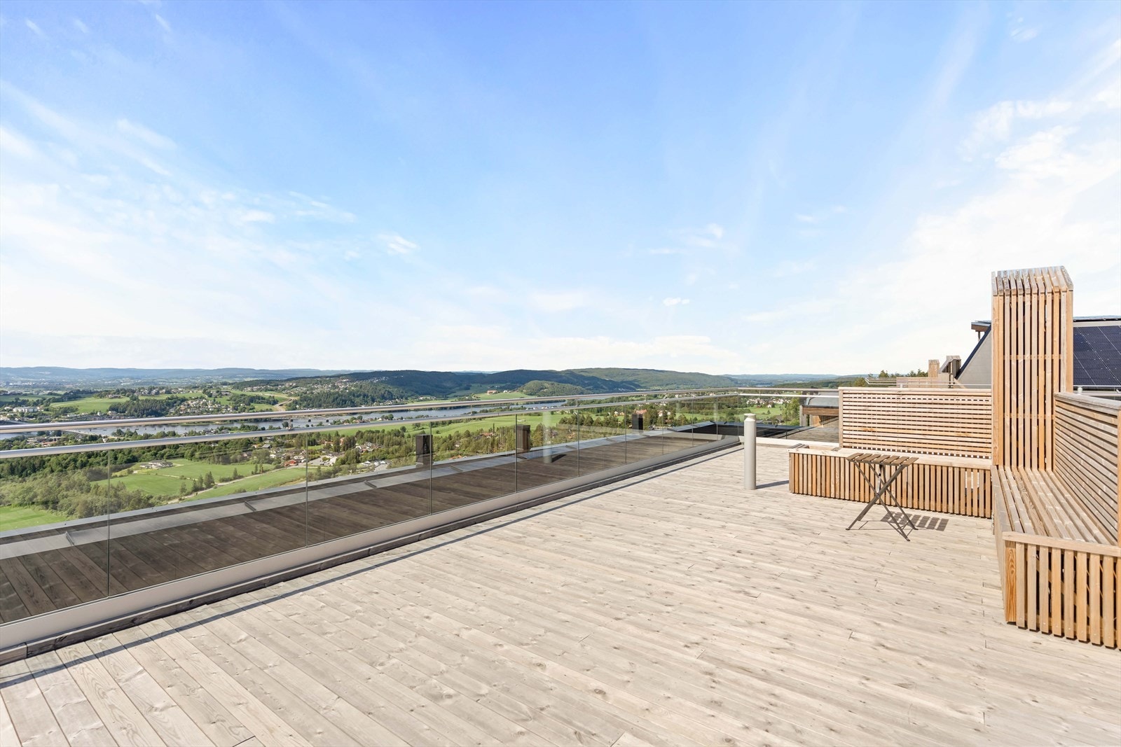 Stor felles takterrasse med imponerende utsyn mot grønne omgivelser. Her kan du nyte solen og utsikten i rolige omgivelser. Galleribilde