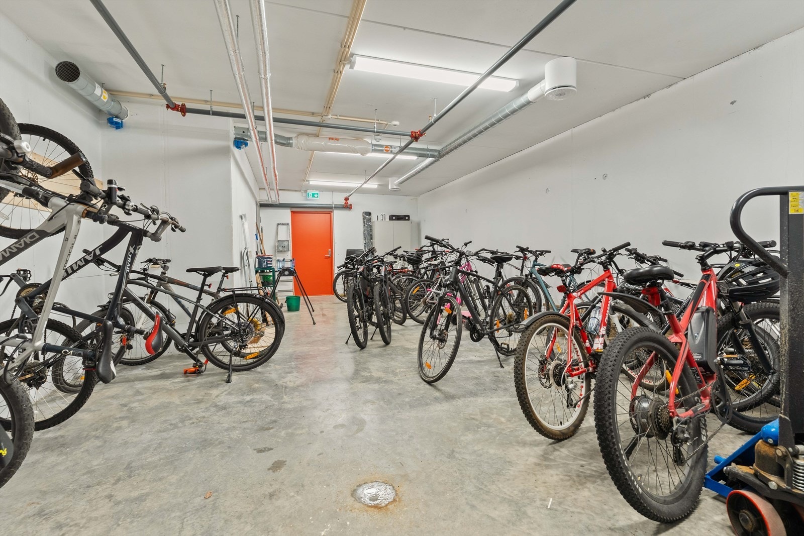 Praktisk sykkelparkering i fellesareal. Galleribilde