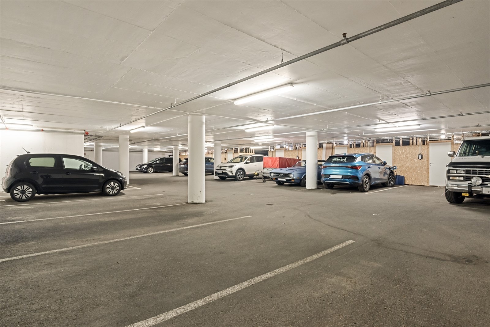 Medfølgende fast parkeringsplass i underetasjen med heisadkomst som gir enkel og direkte tilgang helt opp til leiligheten. Parkeringsplassen er også utstyrt med elbillader. Galleribilde