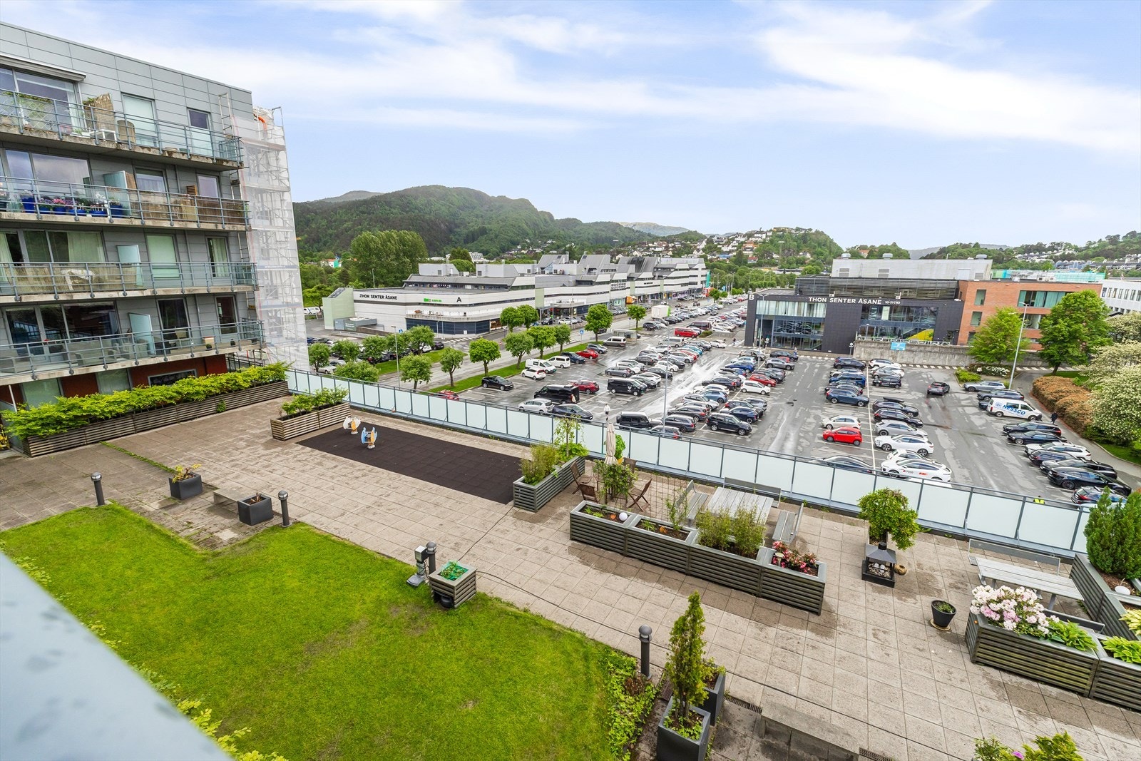 På taket i 3. etasje er det en stor og flott felles uteplass. Galleribilde