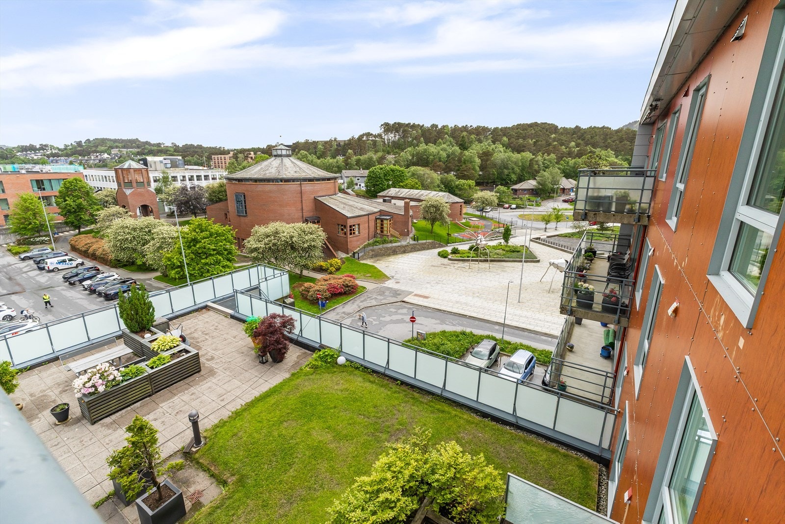 Her er det pent tilaget med lekeområde og rekreasjonsområde med beplantning og sittegrupper. Galleribilde