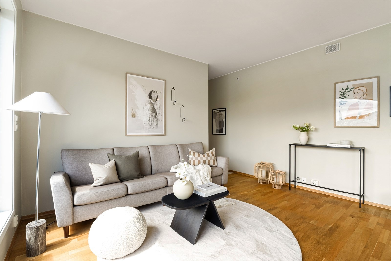 Her får du trestavs eikeparkett på gulv, samt lyse og moderne veggflater. Galleribilde