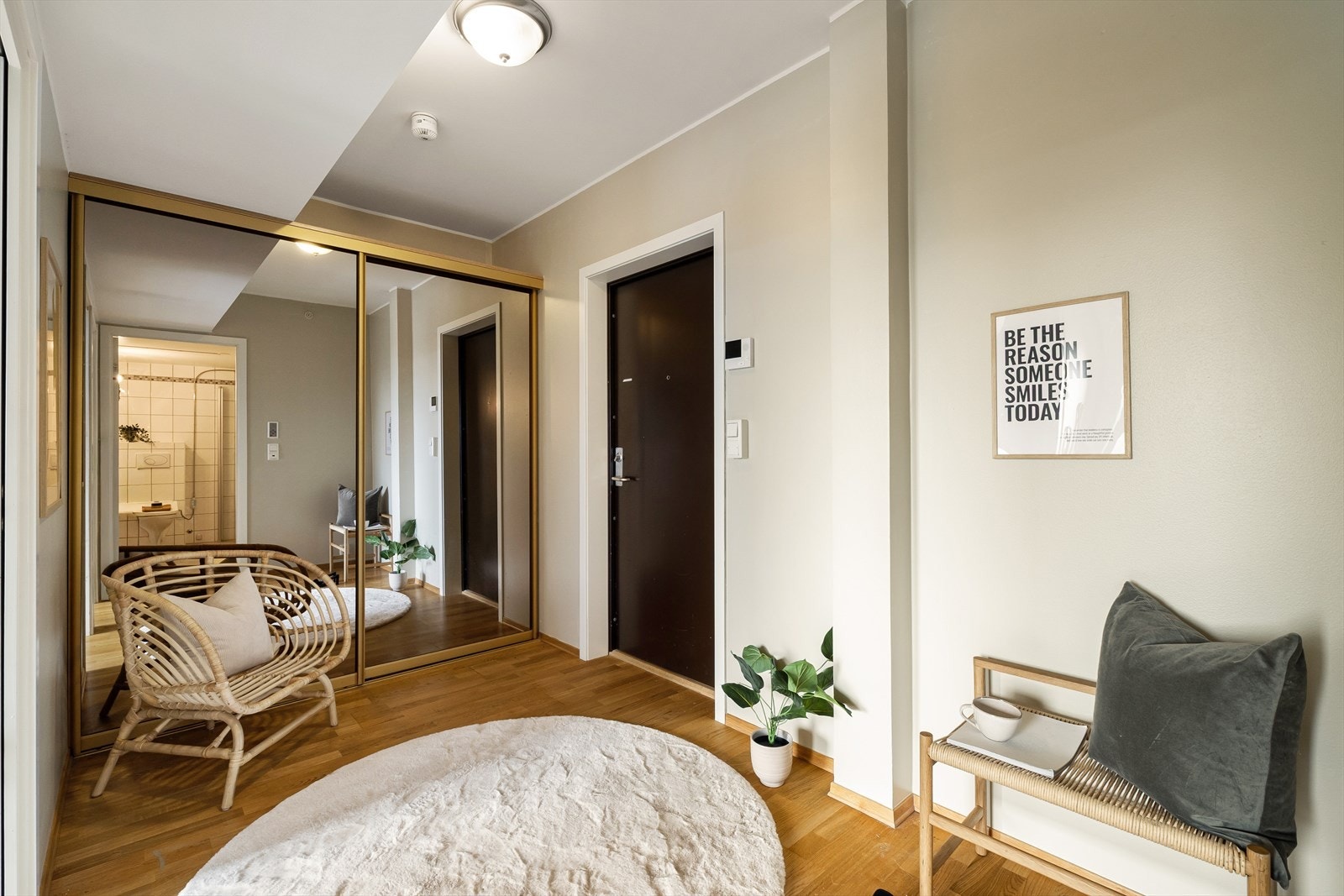 Leiligheten har en lys og innbydende entré med god plass til skapløsninger og oppheng for yttertøy. Galleribilde