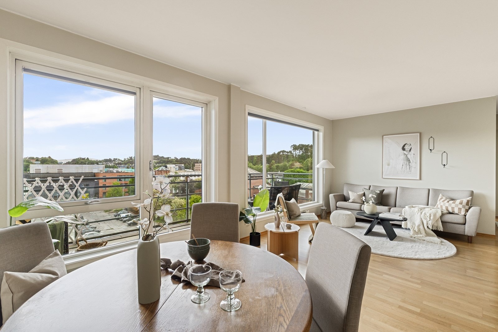 Rommet har en god utforming som gjør det enkelt å etablere to naturlige soner, med rikelig plass til både sofa og spiseplass. Galleribilde