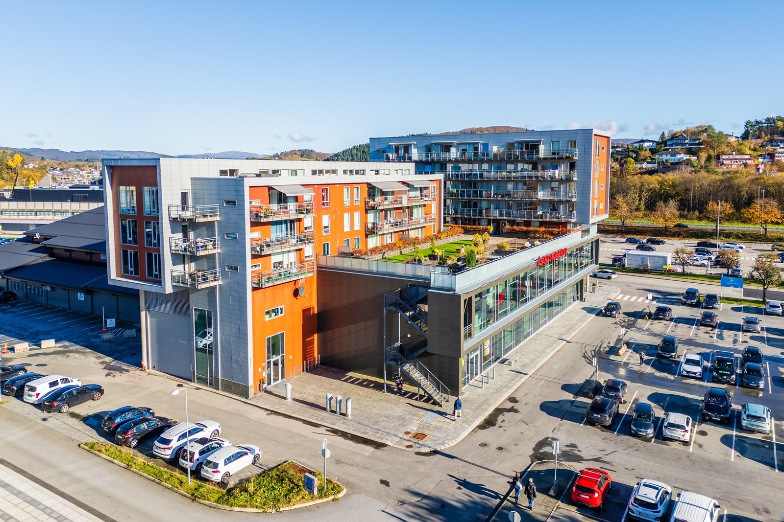 Både Åsane Storsenter og Horisont kjøpesenter ligger i gangavstand og tilbyr et komplett spekter av butikker og servicetjenester. Galleribilde