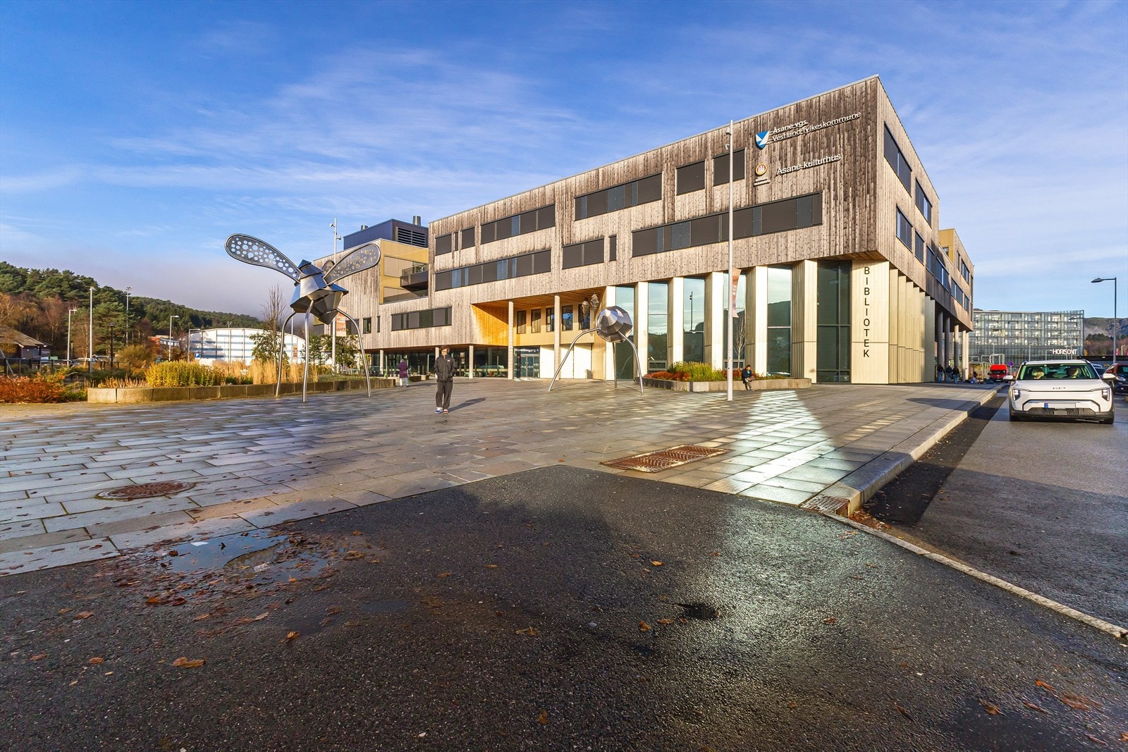 Kulturhuset med Senioruniversitetet og ulike kulturarrangementer ligger kun ca. 20 meter unna. Området legger godt til rette for et aktivt og sosialt liv med møteplasser for både kjente og nye bekjentskaper. Galleribilde