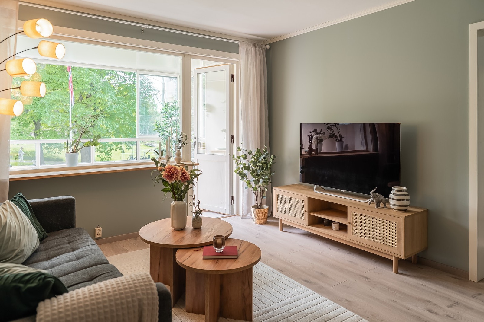 God plass til møbler og utgang til sørvendt balkong. Nymalt i fargen minty breeze. Galleribilde