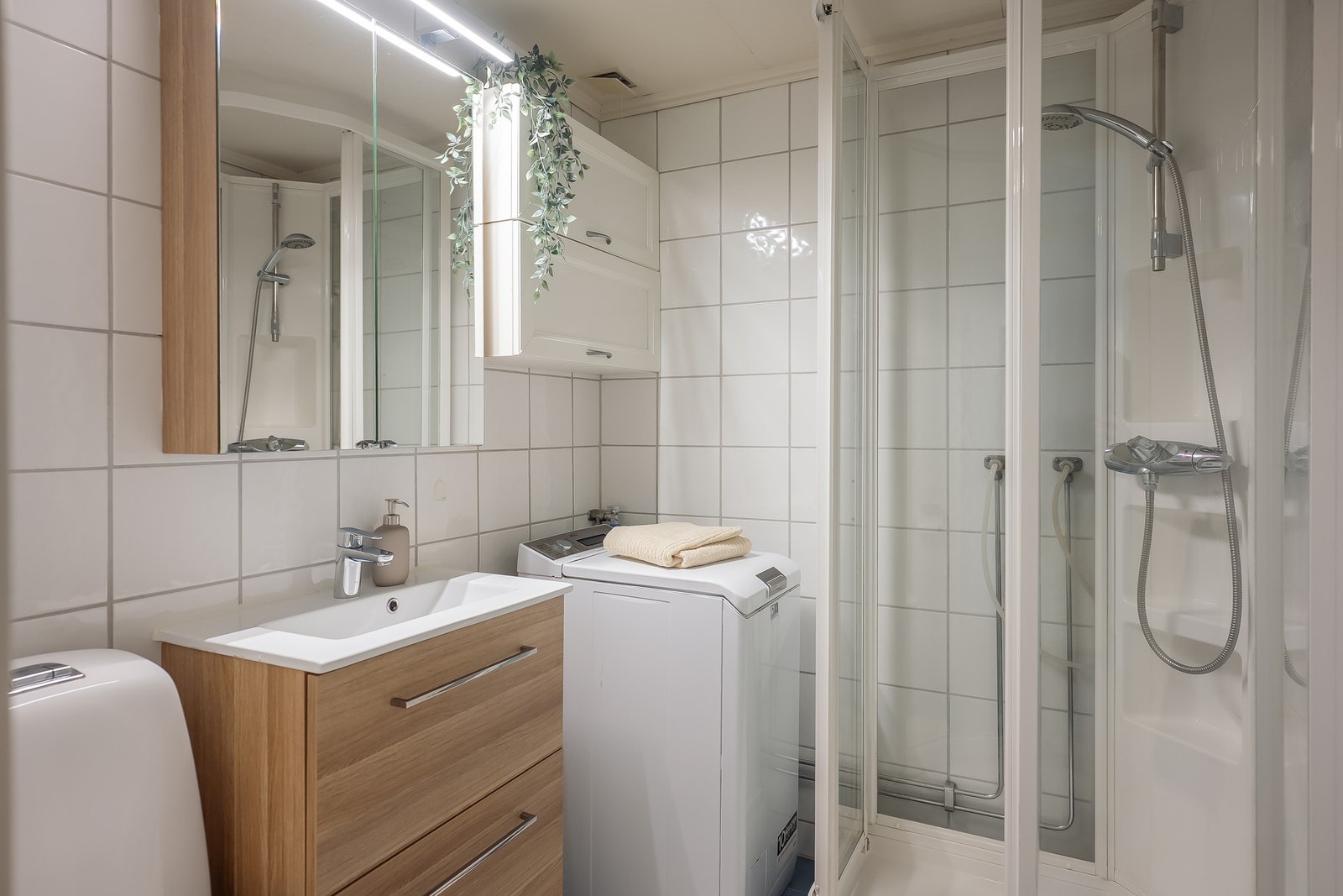 Overflatene på badet ble sist oppusset i 2006. Ny og moderne innredning fra 2025. Galleribilde