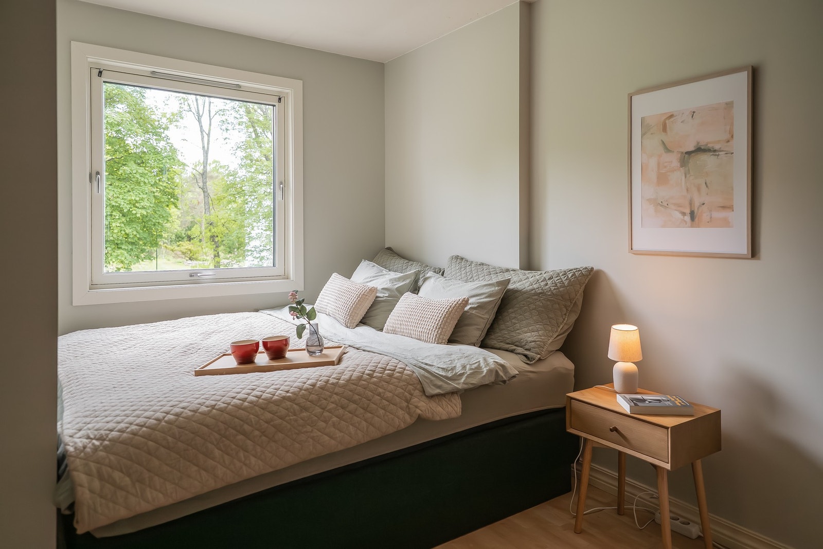 Hyggelig soverom med lyse overflater og god plass til dobbeltseng. Galleribilde