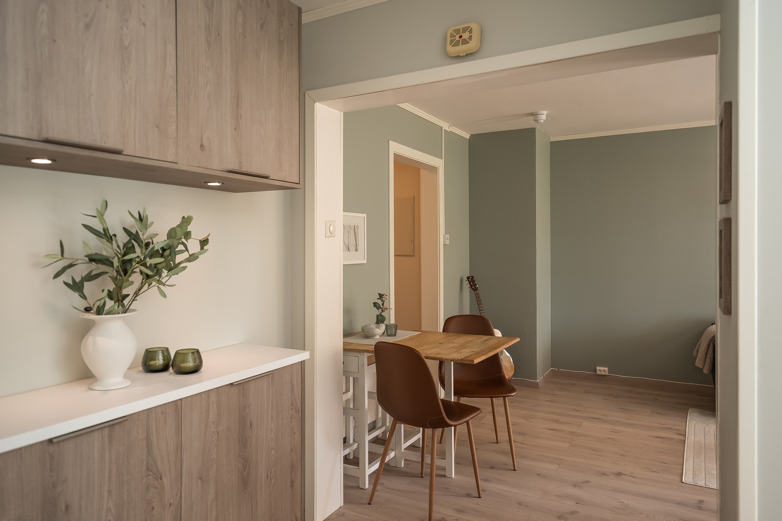 Mellom stuen og kjøkkenet er det plass til å innrede med en spiseplass. Galleribilde