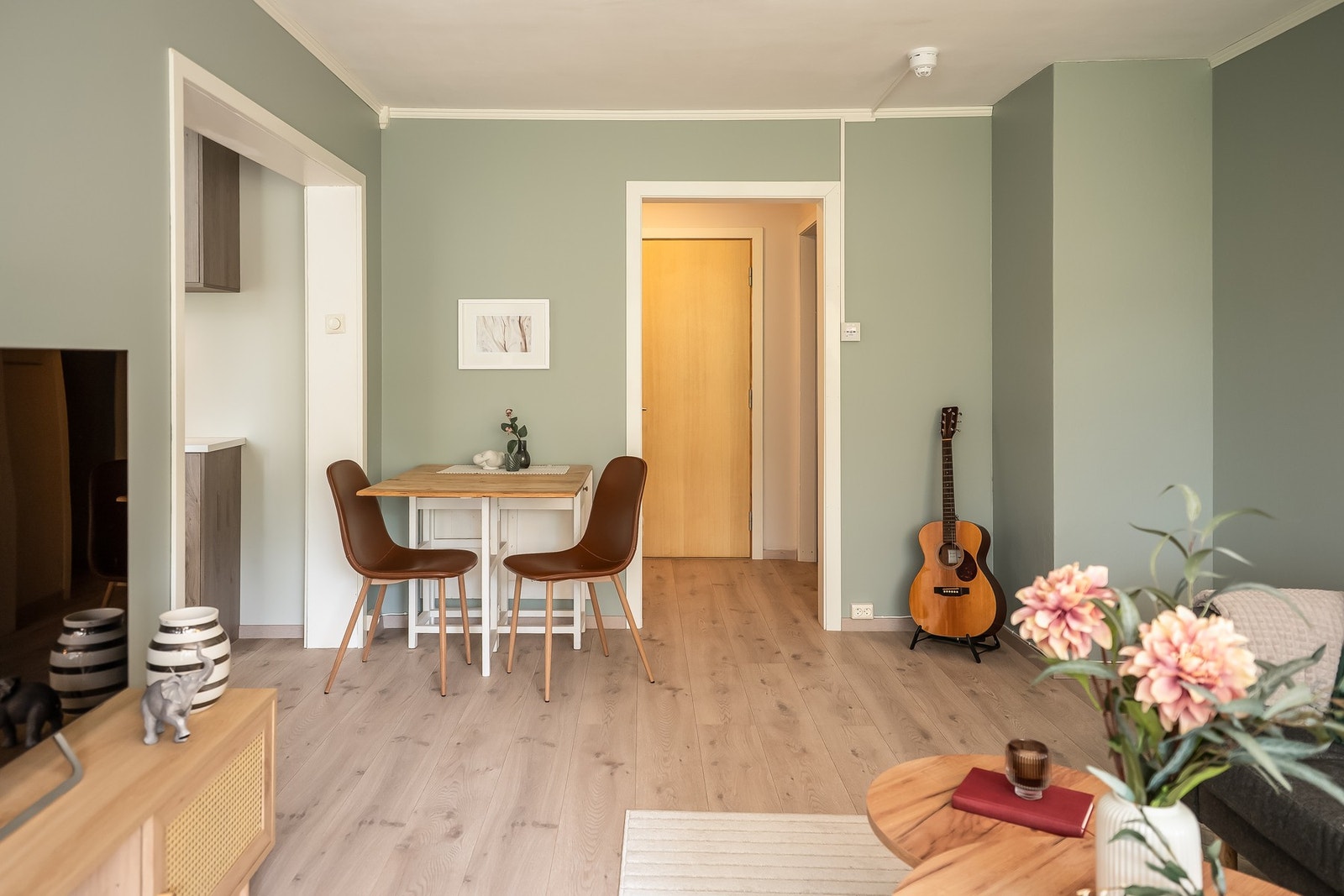 Stuen er på 17 m² med flere, store vindusflater som tilfører rommet rikelig med naturlig innlys. Galleribilde