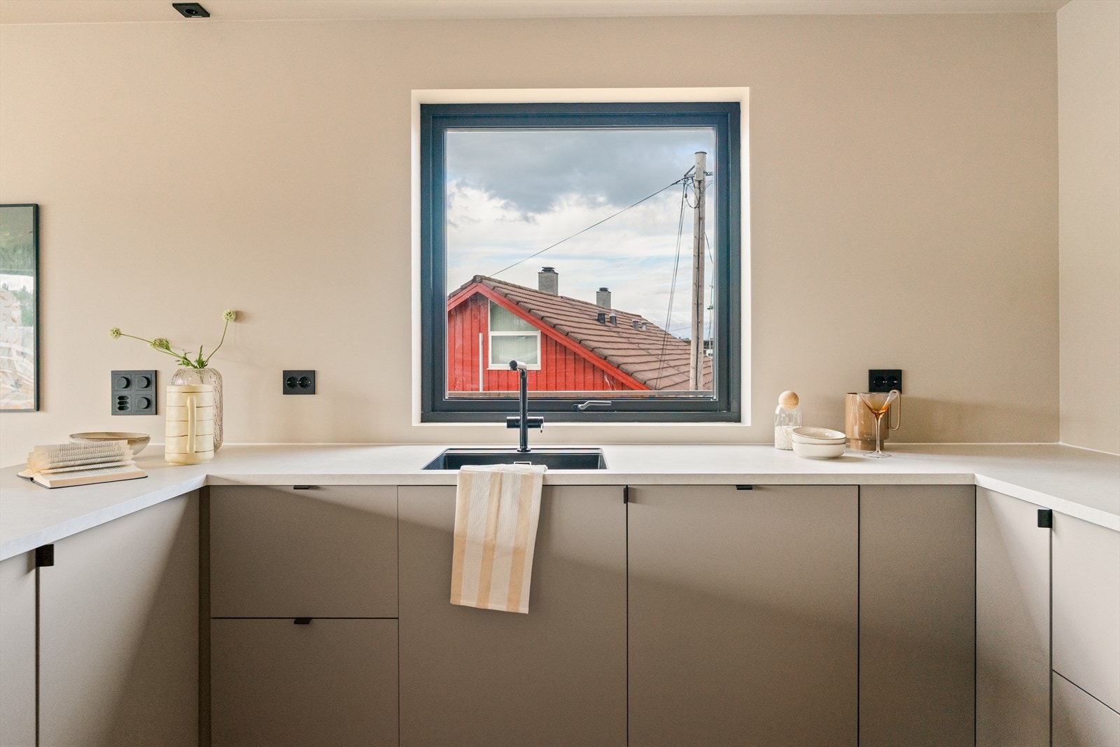 Laminat benkeplate med underlimt vask gir et elegant uttrykk. Galleribilde