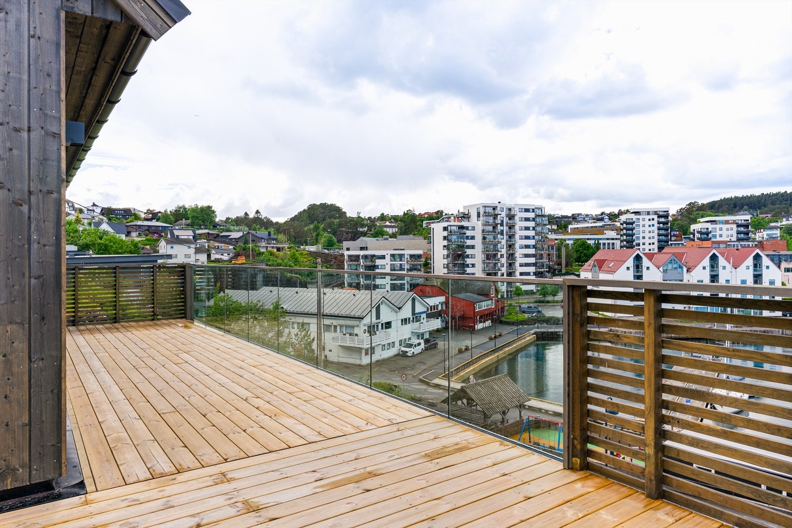 Terrassen gir rikelig med plass til både spisegruppe, lounge-møbler og grill. Galleribilde