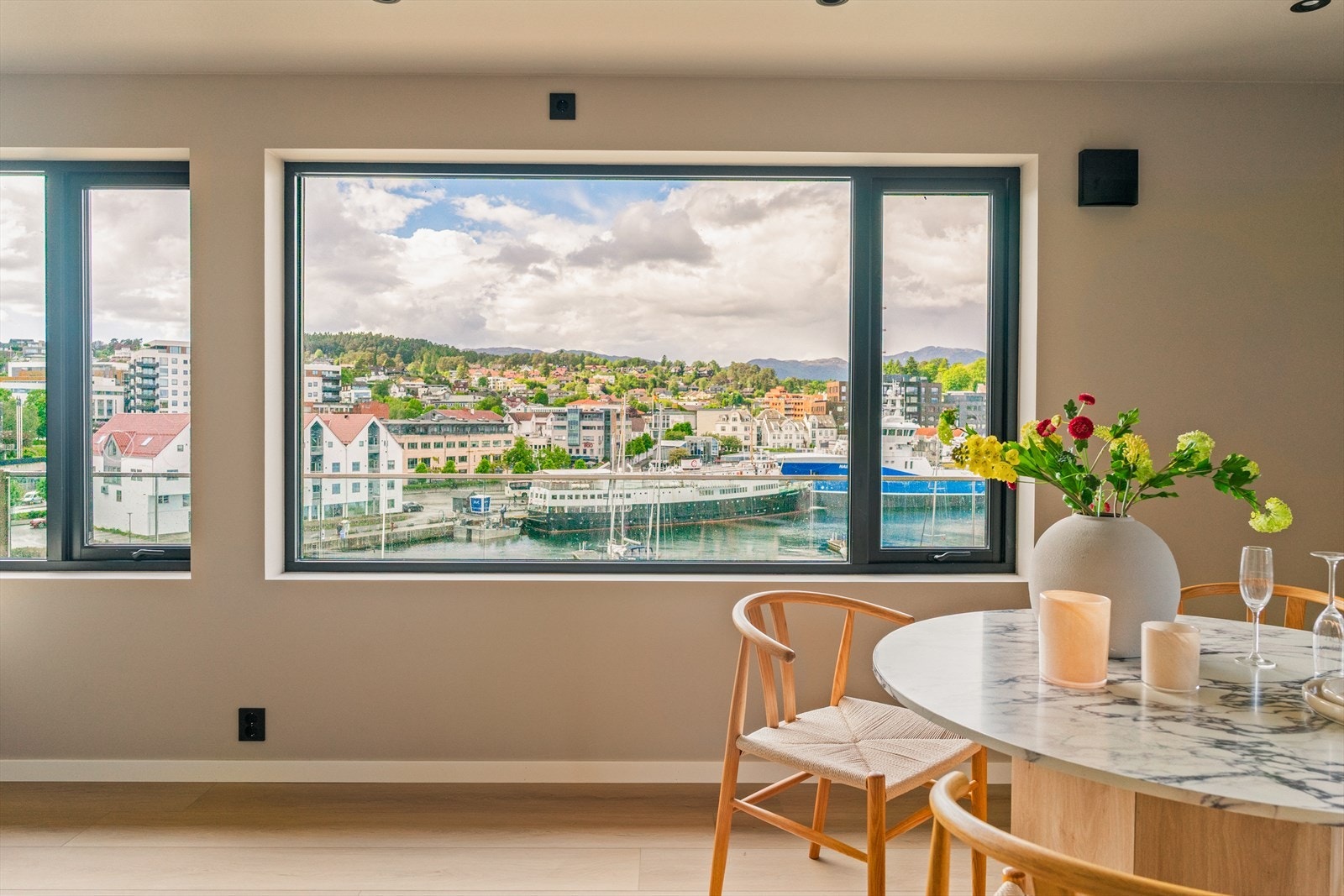 Her ligger man høyt, fritt og usjenert med utsikt over innseiling til Leirvik hamn. Galleribilde