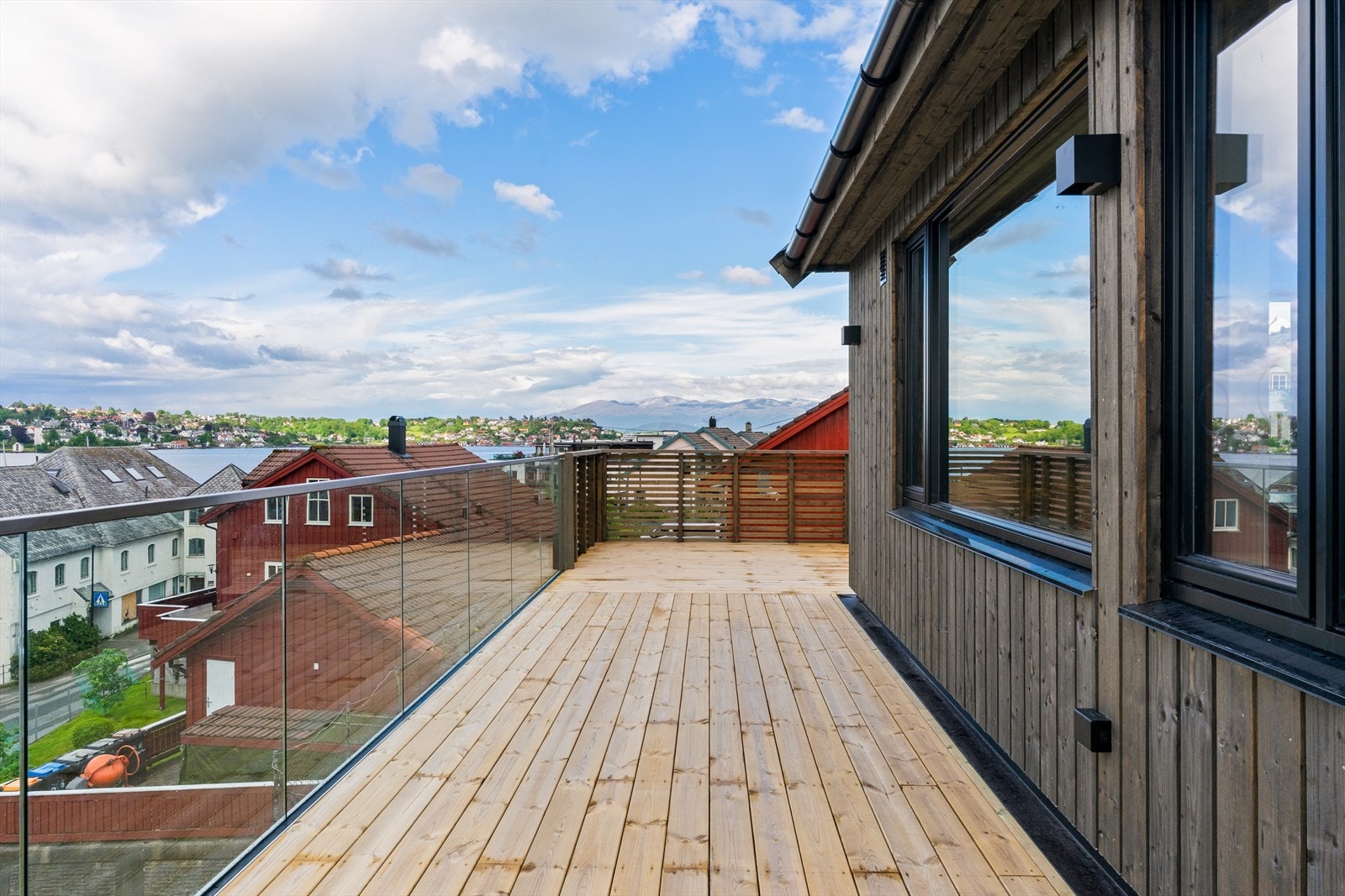 Eiendommen har en sentral beliggenhet, og storslått utsikt mot havnen, sjøen og sentrum. Galleribilde