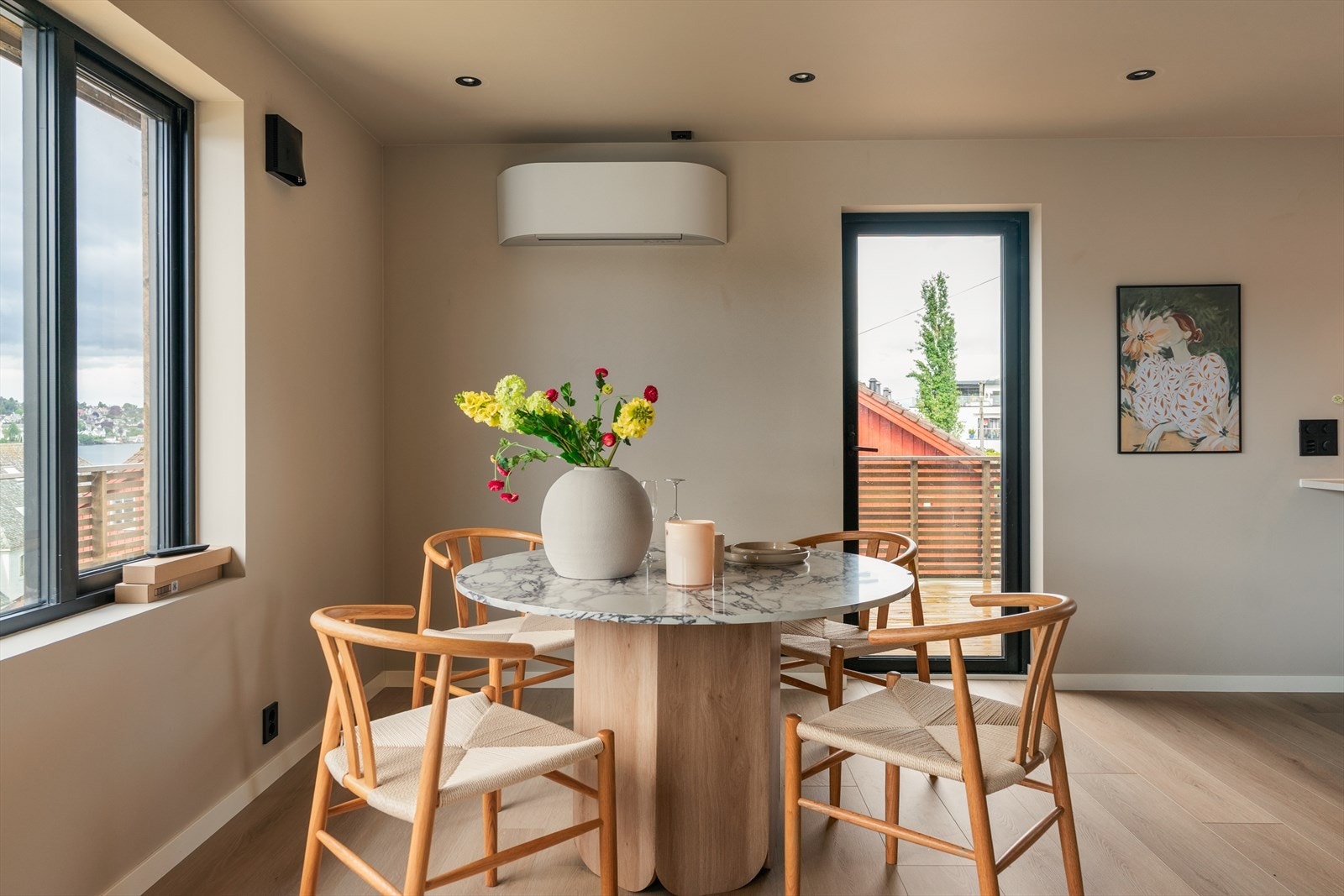 Boligen fremstår med moderne standard, ny drenering, etterisolering, nye våtrom, nytt kjøkken, nye tekniske installasjoner, varmepumper, oppgraderte overflater og store uteområder. Galleribilde