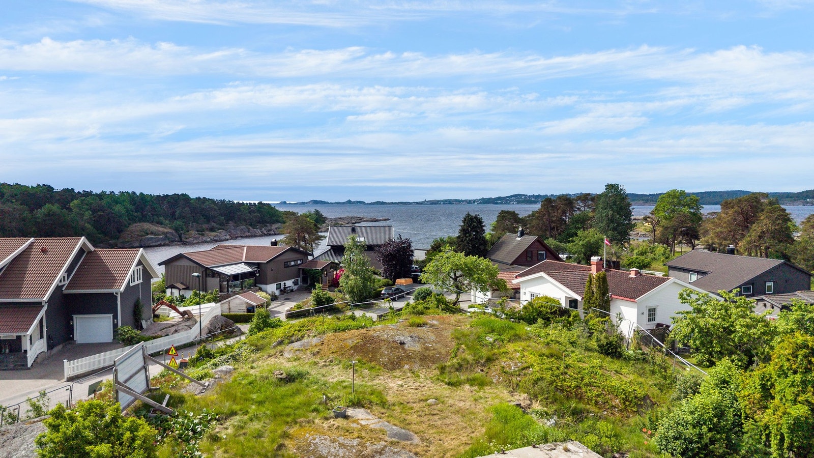Dette er en sjelden anledning til å sikre seg en tomt på populære Steinsnes/Sukkersletta. Eiendommen ligger høyt og fritt til, med gode solforhold og flott utsikt over nærområdet og sjø. Galleribilde