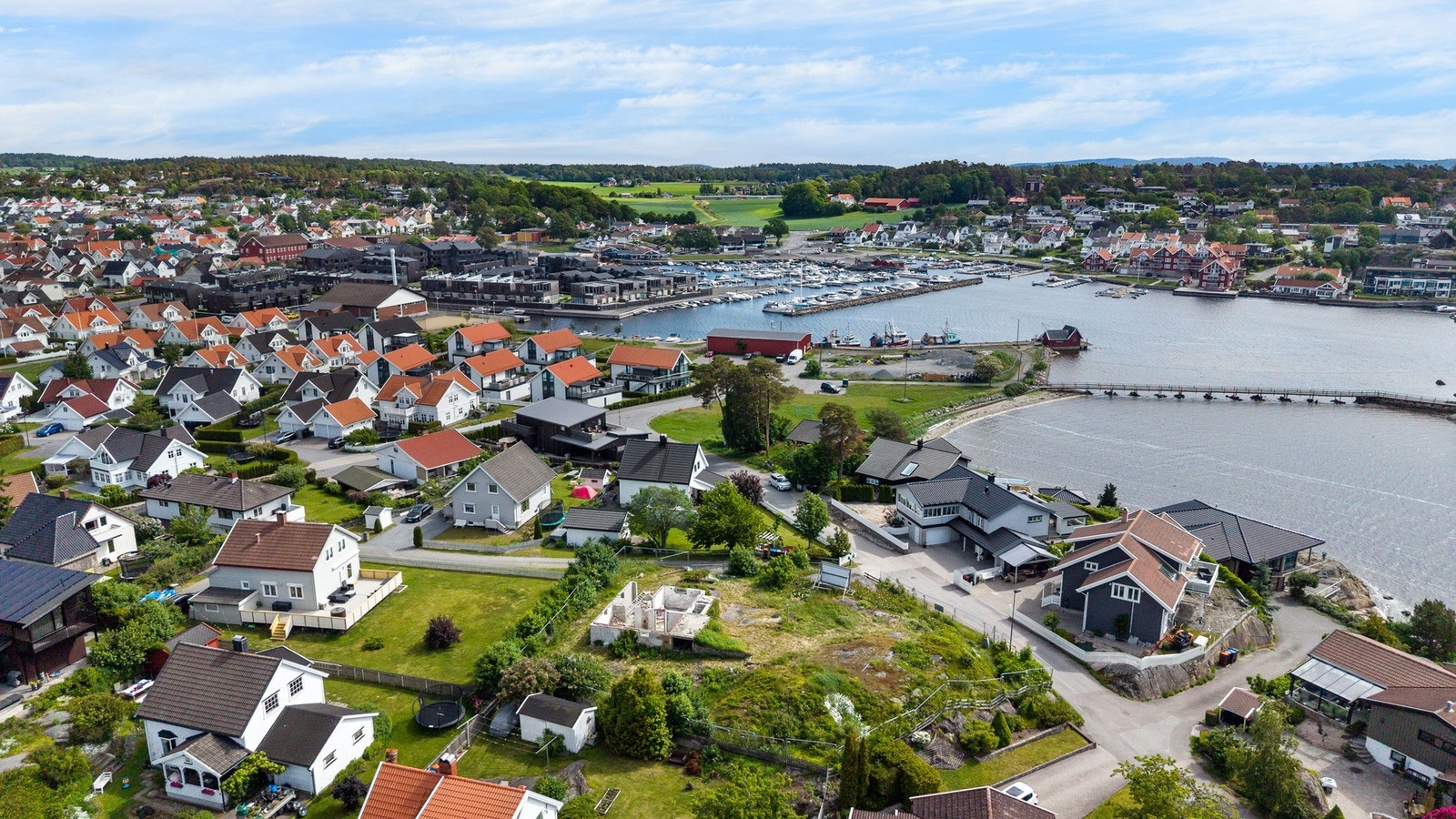 Tomten byr på herlig utsikt og gode solforhold! Galleribilde