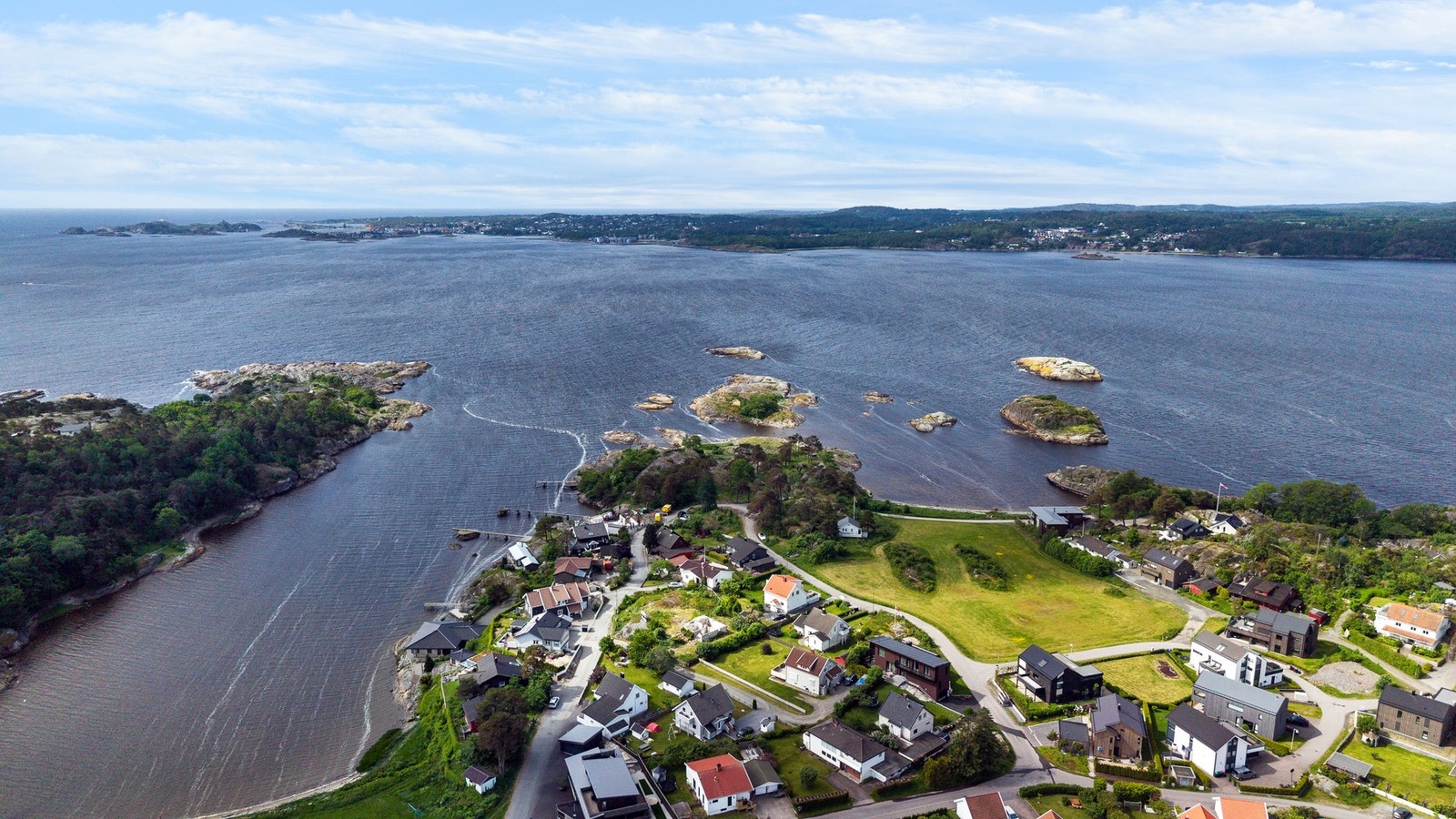 Eiendommen har en attraktiv beliggenhet på Steinsnes, i et veletablert og familievennlig boligområde sørøst for Larvik sentrum. Området er kjent for sin nærhet til sjøen, flotte rekreasjonsmuligheter og gode oppvekstvilkår. Galleribilde
