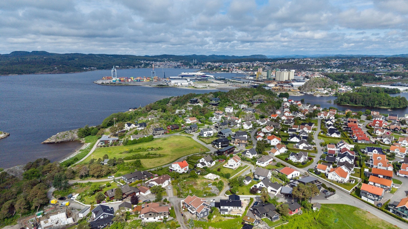 Fra eiendommen er det kort vei til Hvittensand, en av Larviks mest populære og naturskjønne badestrender. Galleribilde