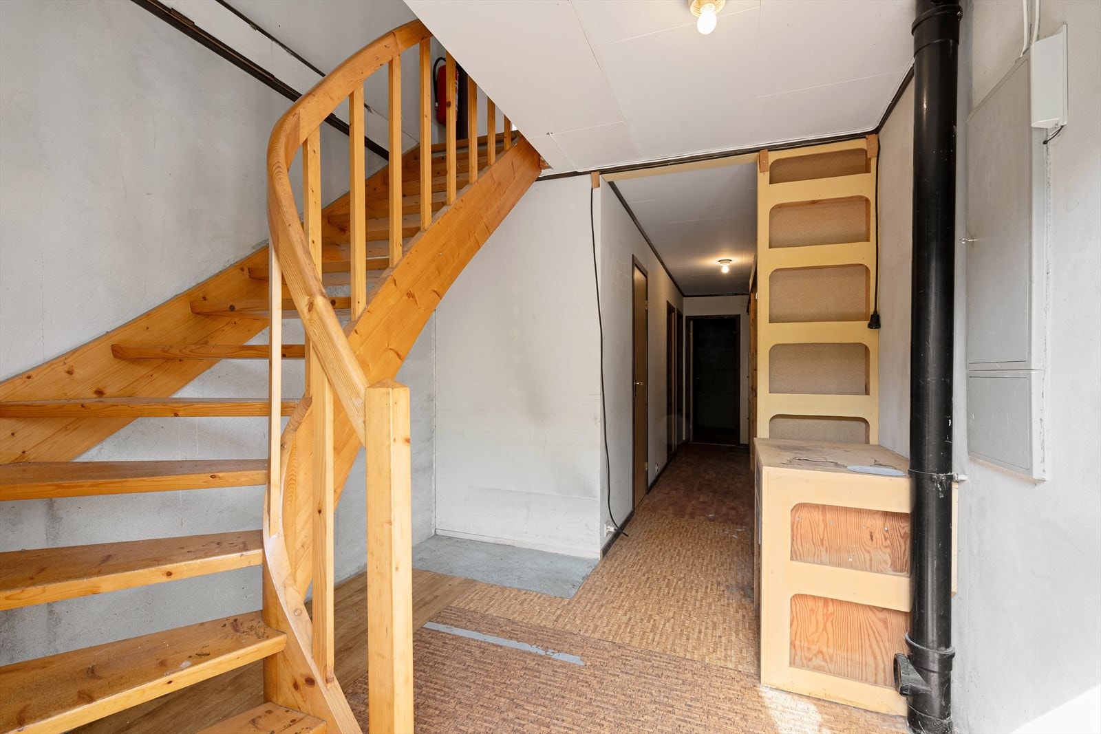 Det er innvendig trapp mellom hoveddel og tilleggsdel for hoveddel. Det er innvendig adkomst til garasje fra denne delen av huset. Galleribilde