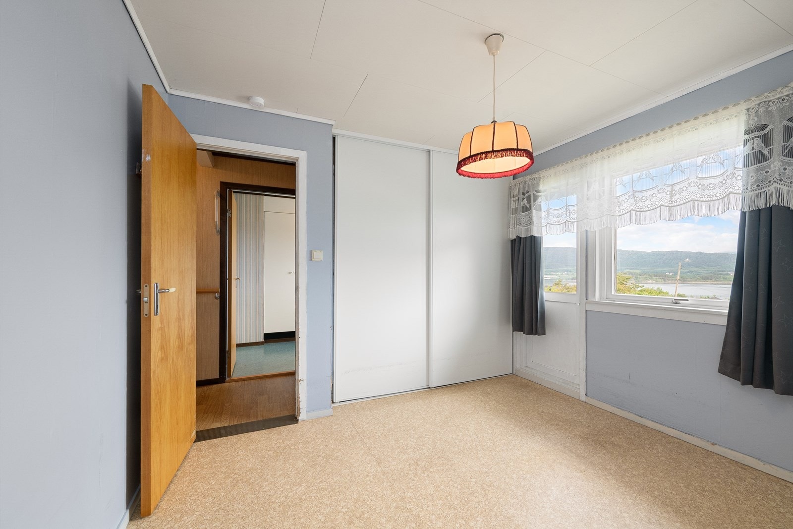 Hovedsoverom har skyvedørsgarderobe. Galleribilde