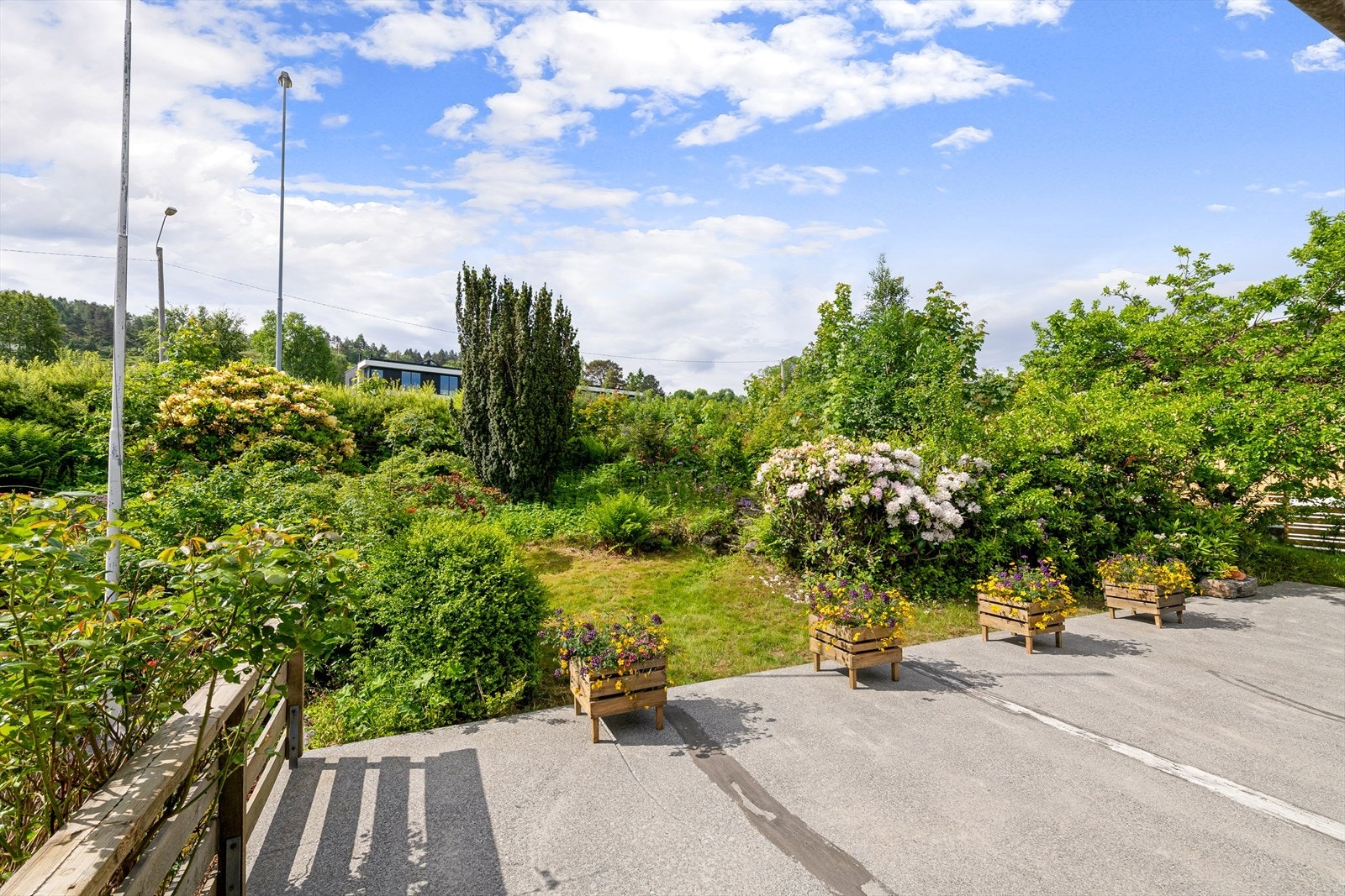 Hageområdet er opparbeidet med beplantning og grøntarealer. Galleribilde