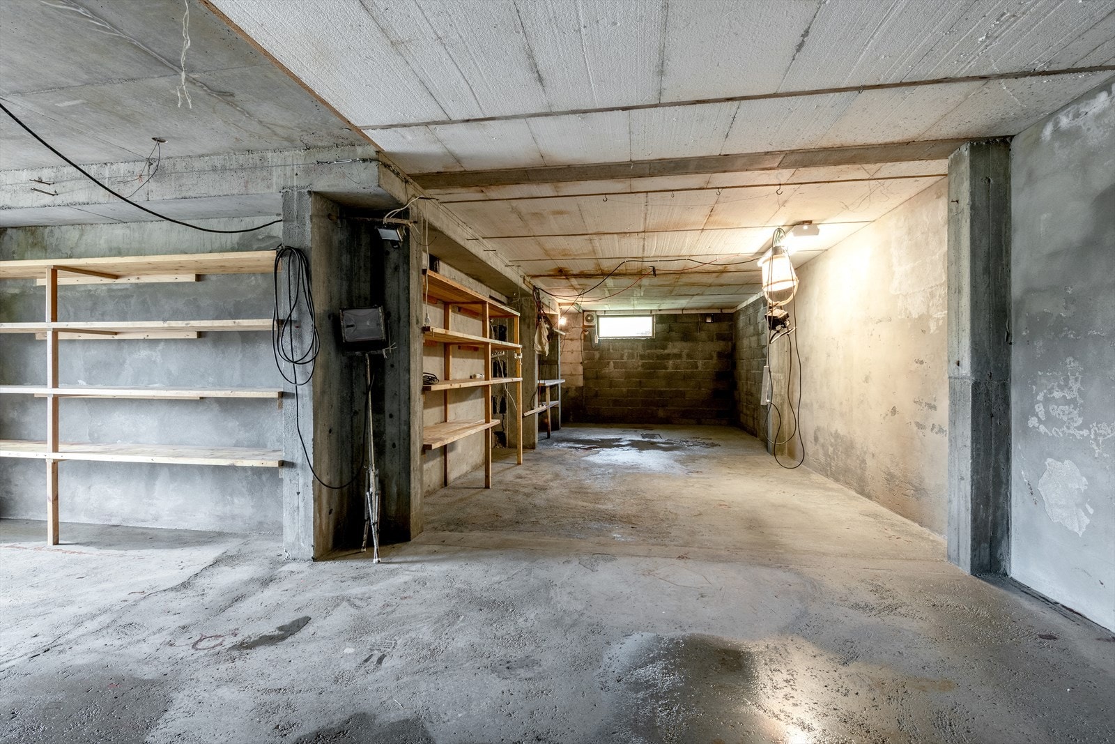 Garasjen er på ca 85 kvm (ikke oppmålt) og har direkte adkomst til hoveddelens boder i u.etg. Galleribilde