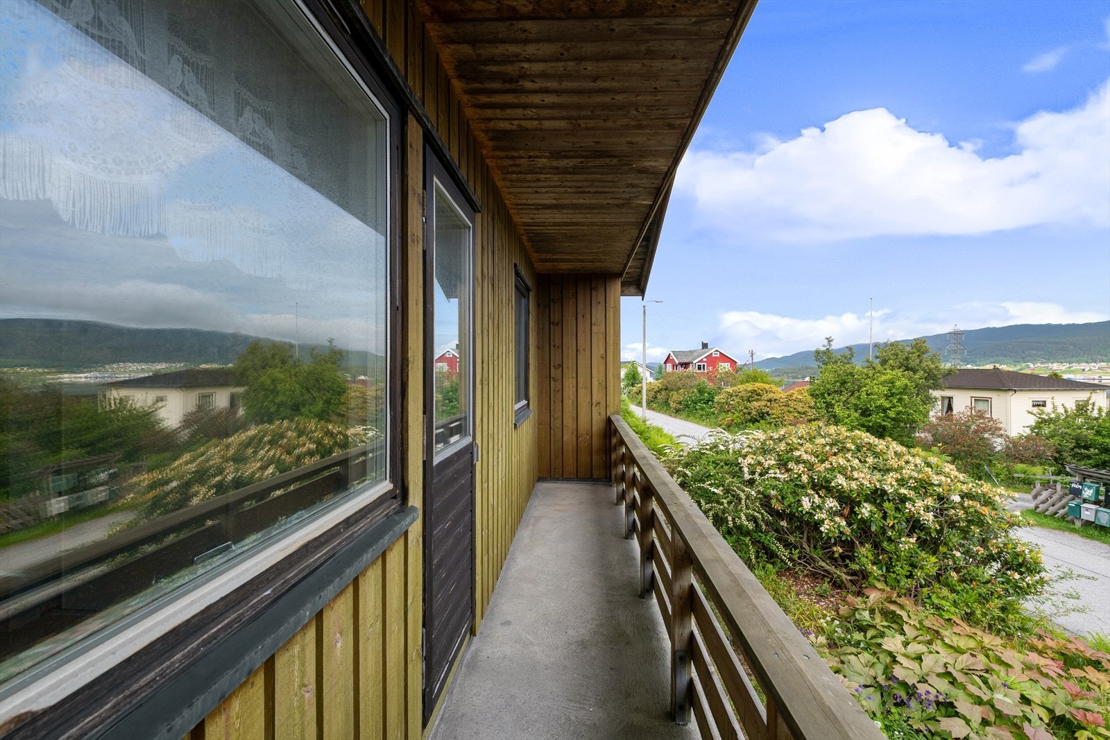 Fra hovedsoverom er det utgang til nordvendt lufteveranda. Galleribilde