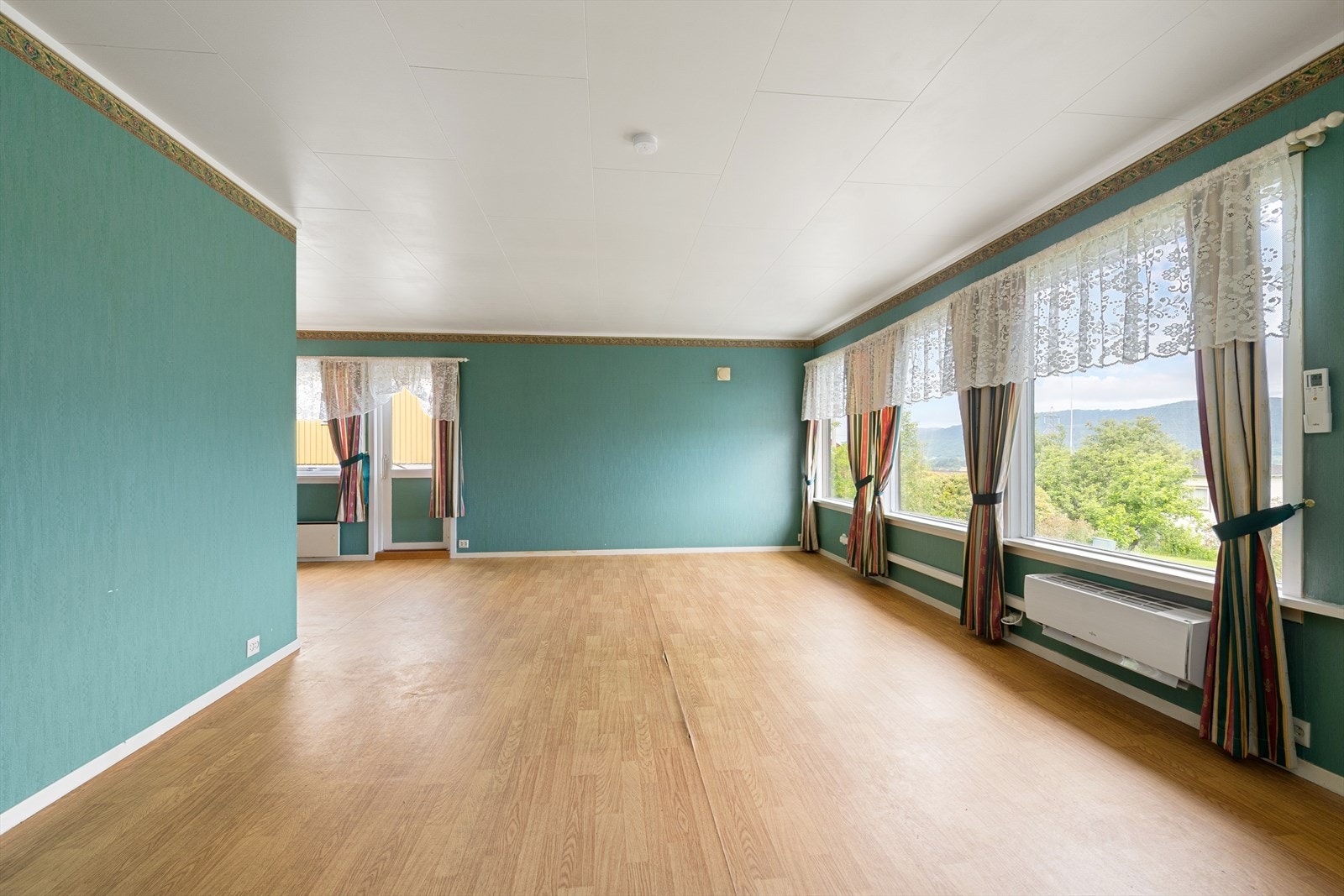 Rommet har en åpen planløsning med mulighet for ulike møbleringsalternativer. Galleribilde