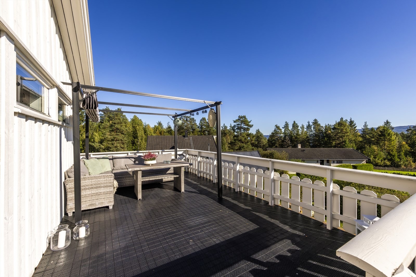 Uteområdet byr på hage og terrasser som innbyr til hyggelige stunder. Galleribilde