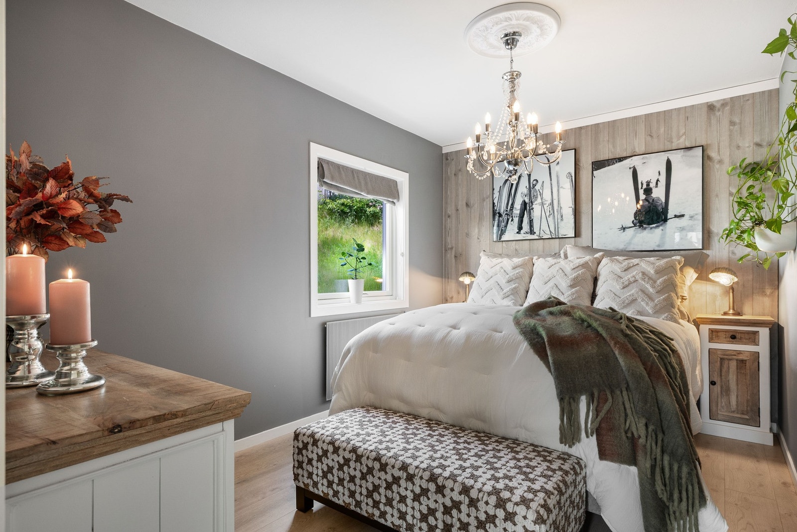 Hovedsoverommet er romslig med god plass til større seng, nattbord og kommode. Panelveggen er en fin detalj. Galleribilde