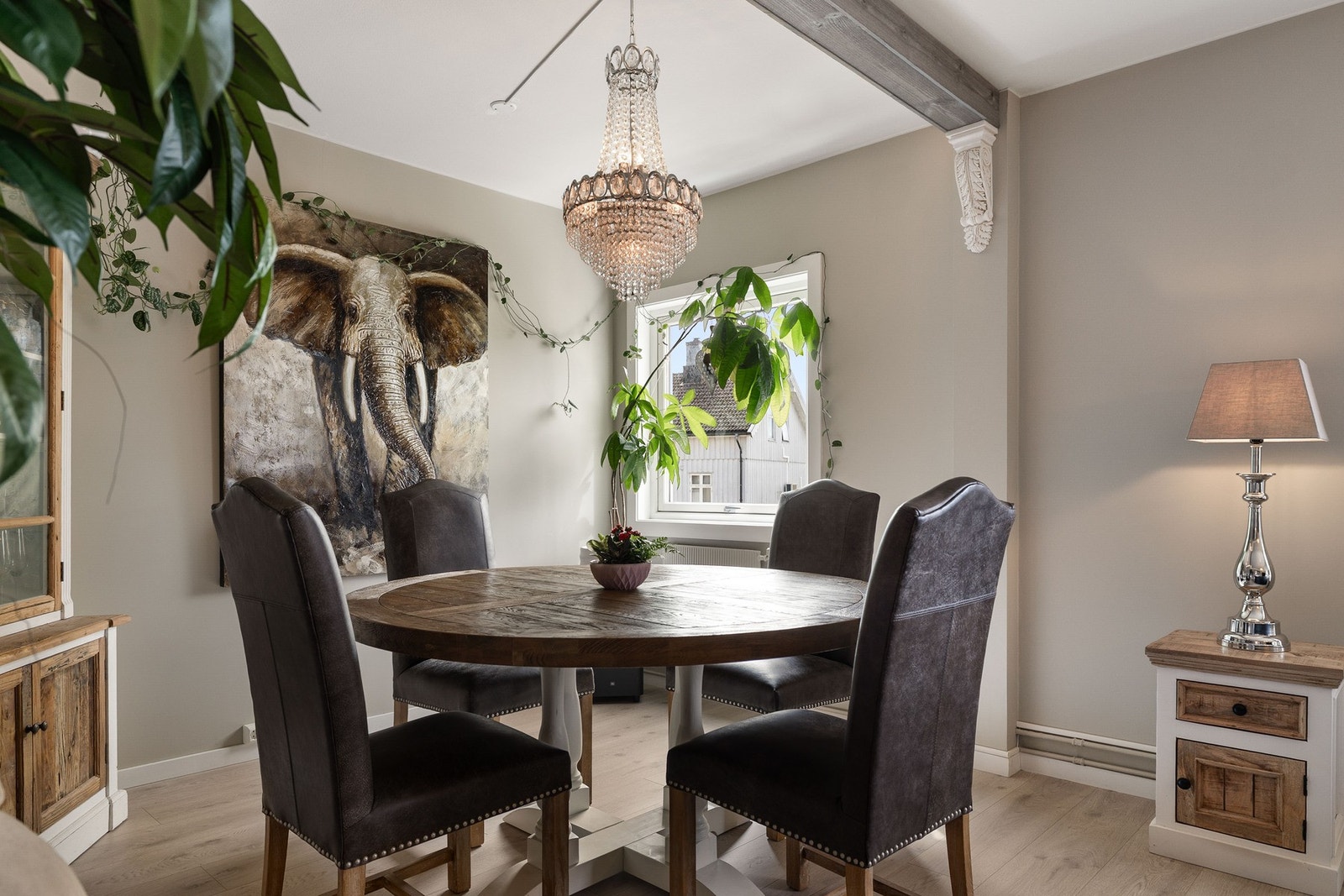 En lun og hyggelig spisekrok som skaper en god ramme rundt måltidene. Galleribilde