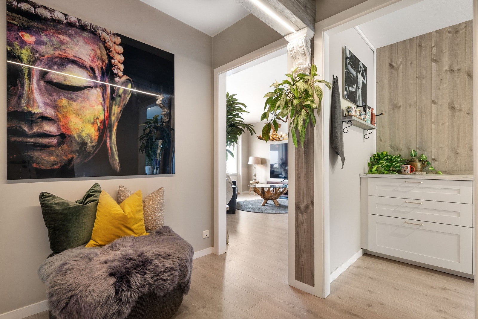 Gangen og resten av leiligheten er holdt i tidsriktige farger som gir et helhetlig og moderne preg, og planløsningen gjør det enkelt å innrede etter eget ønske. Galleribilde