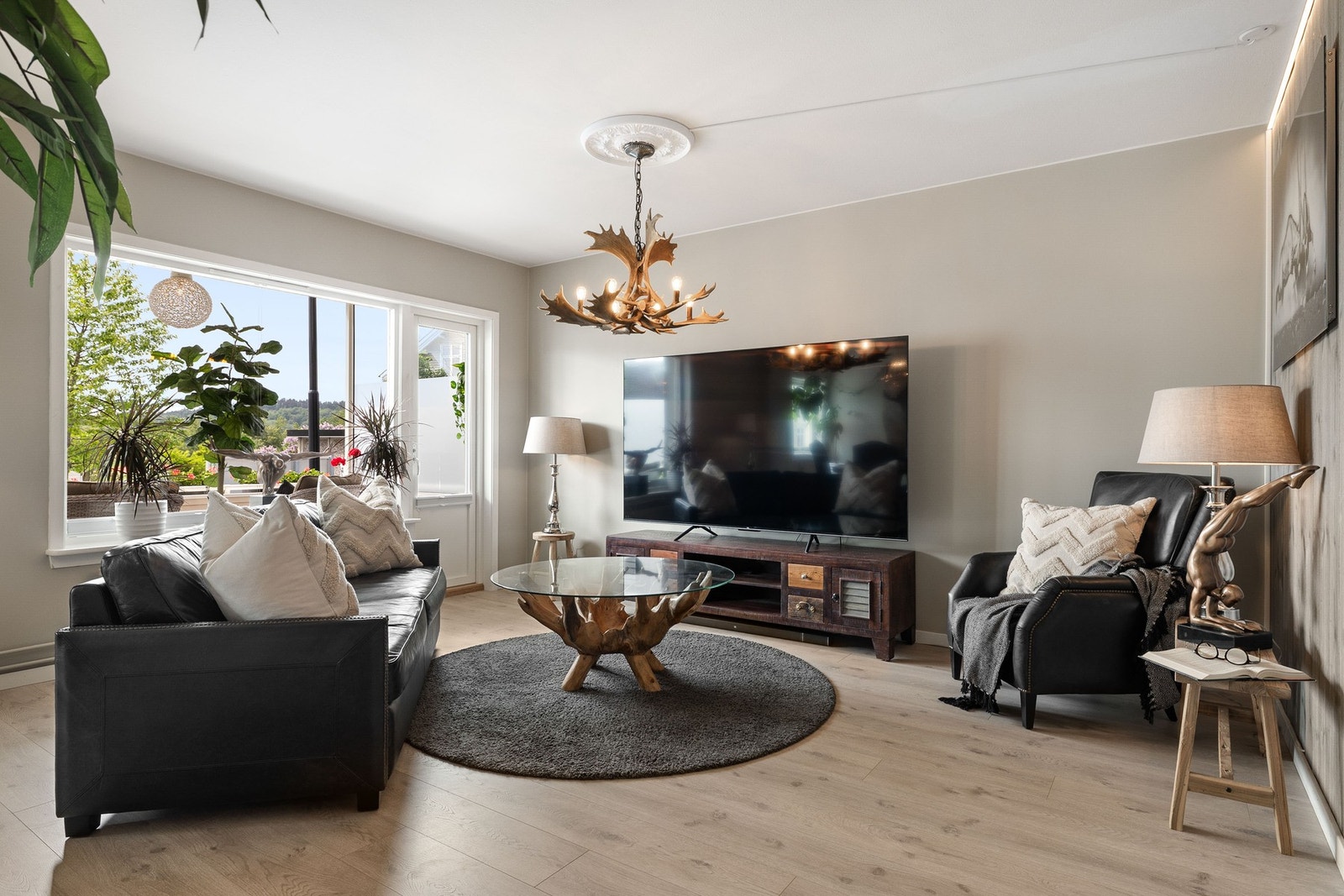 Det er lagt enstavs laminatgulv som gir et moderne uttrykk, og det er utgang til en herlig innglasset balkong som forlenger oppholdsarealet. Galleribilde