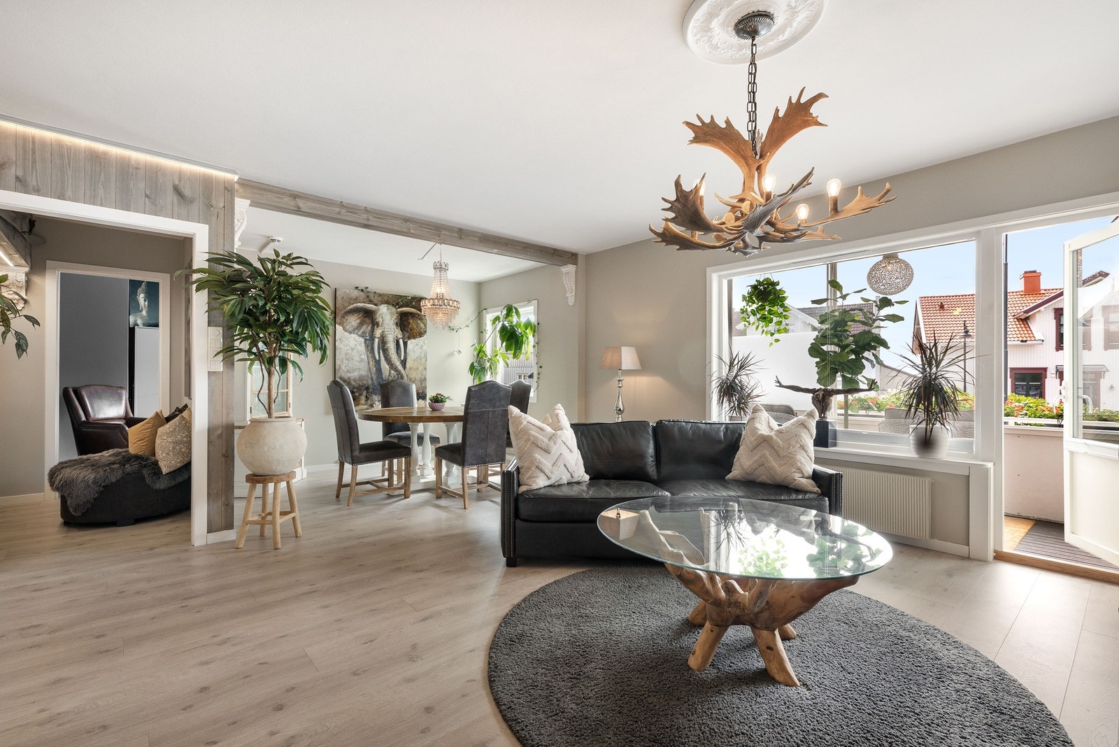 En romslig stue med god plass til både spisebord og en hyggelig sofagruppe. Galleribilde