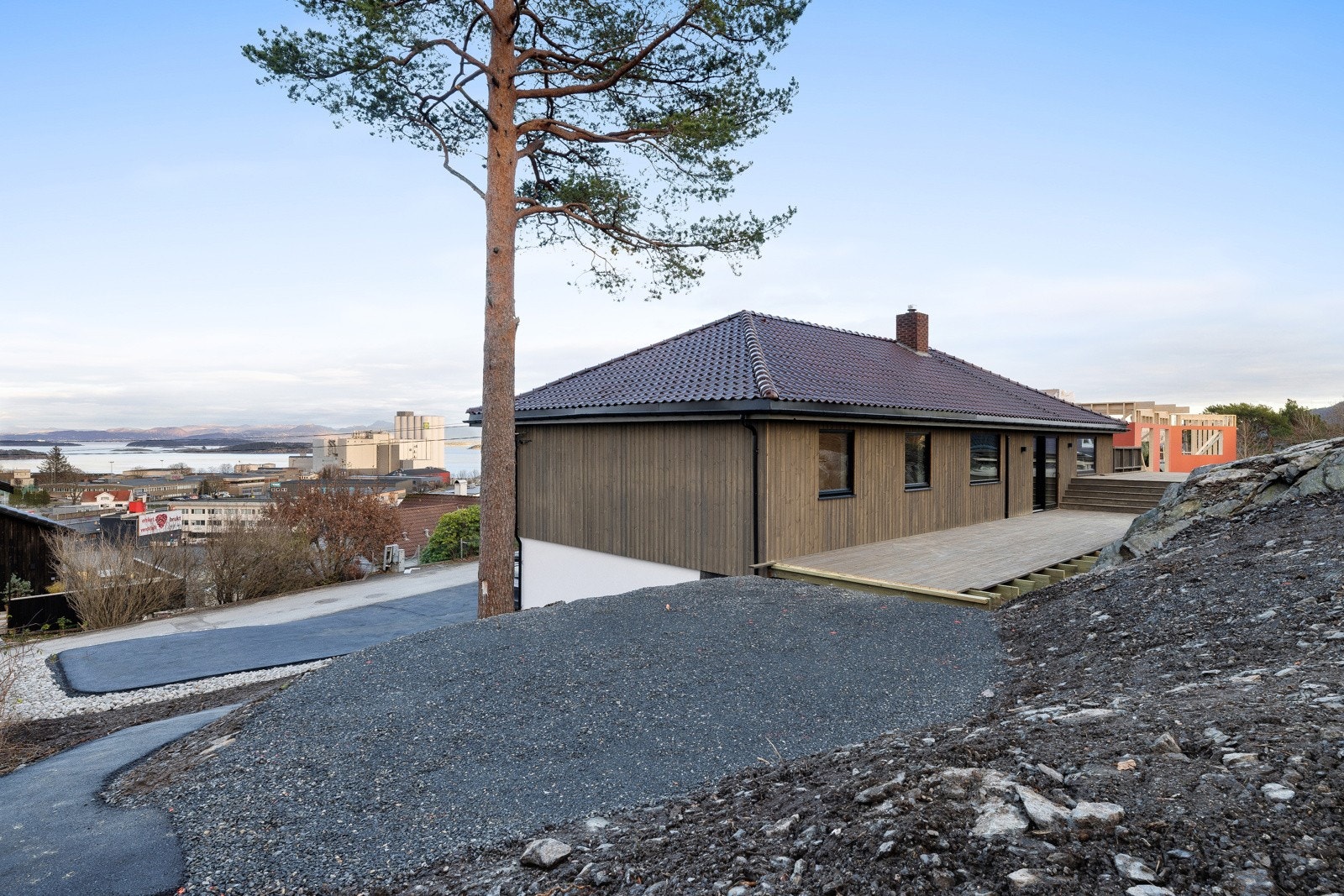 Her er det søkt om og godkjent et utehus på rundt 35 kvm. Det er planert og lagt opp rør til vann og strøm. Galleribilde