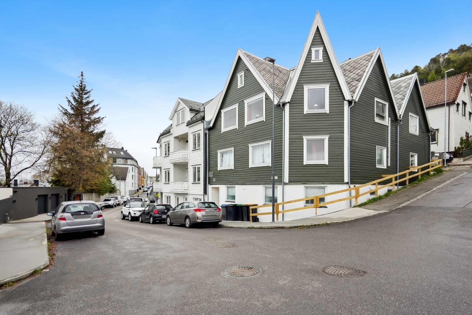 Leiligheten har en attraktiv beliggenhet i Fjellgata, like øst for Ålesund sentrum. Galleribilde