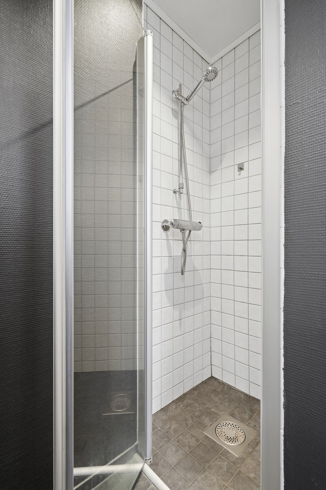 Her finner du også et dusjhjørne med glassvegger. Galleribilde