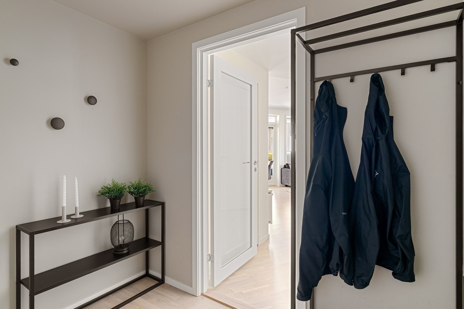 Gangen binder sammen soverommene og badet med leilighetens sosiale sone. Galleribilde