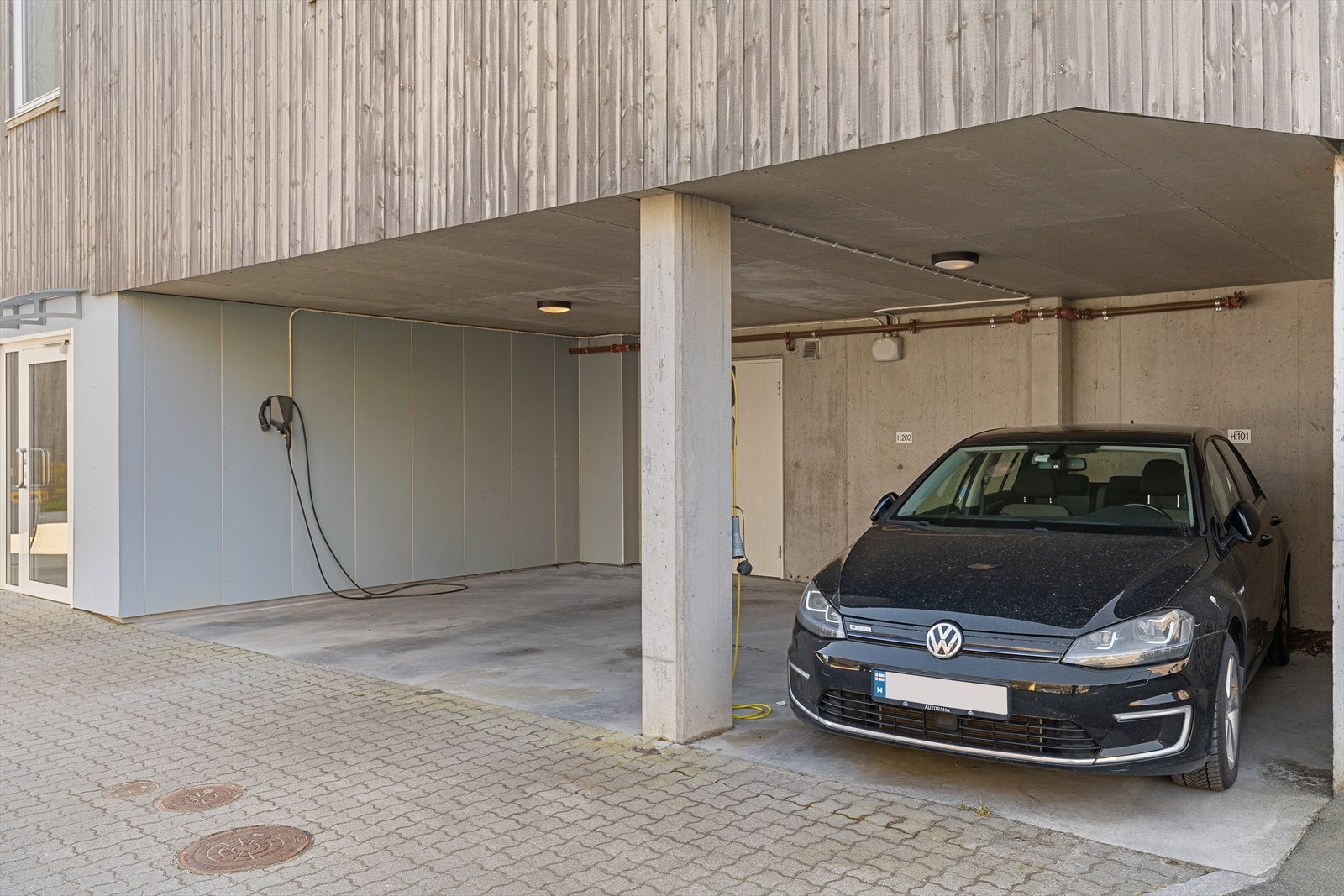 Leiligheten disponerer parkeringsplass og en praktisk, ekstern bod. Galleribilde