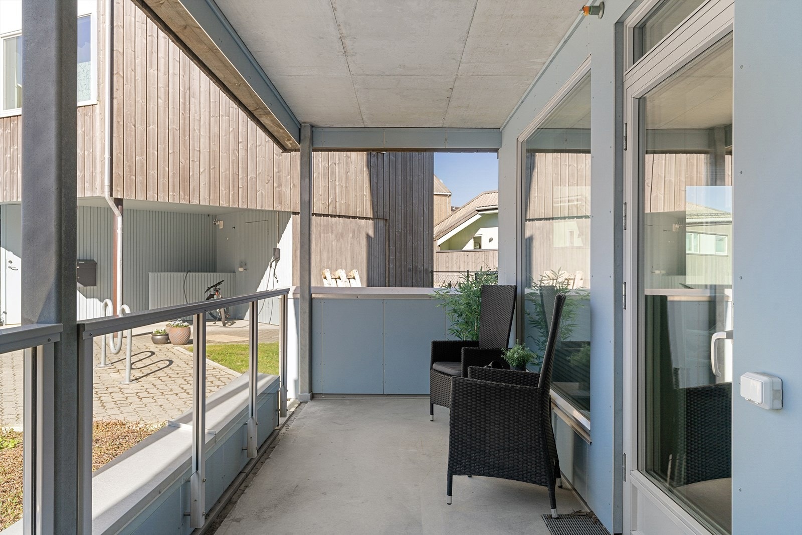 Terrassen har rekkverk i tre, glass og metall, som gir en skjermet og privat uteplass. Galleribilde