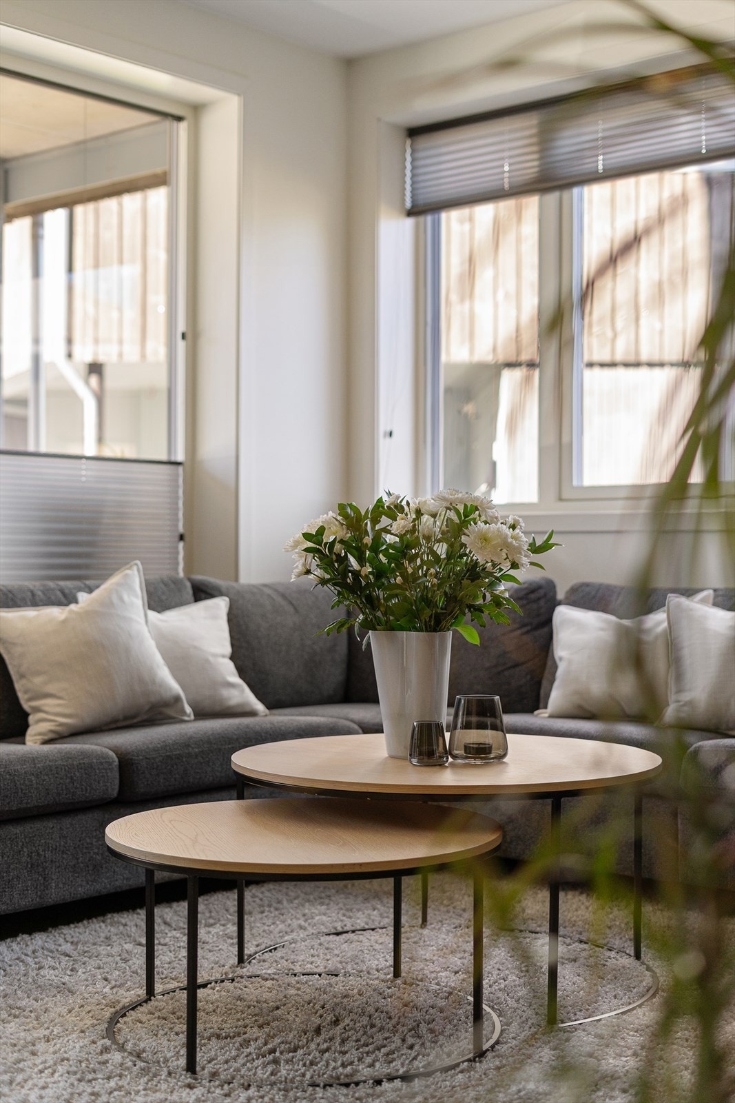 Vinduene er utført i malt tre med 3-lags glass og er aluminiumsbelagt utvendig for enkelt vedlikehold. Galleribilde
