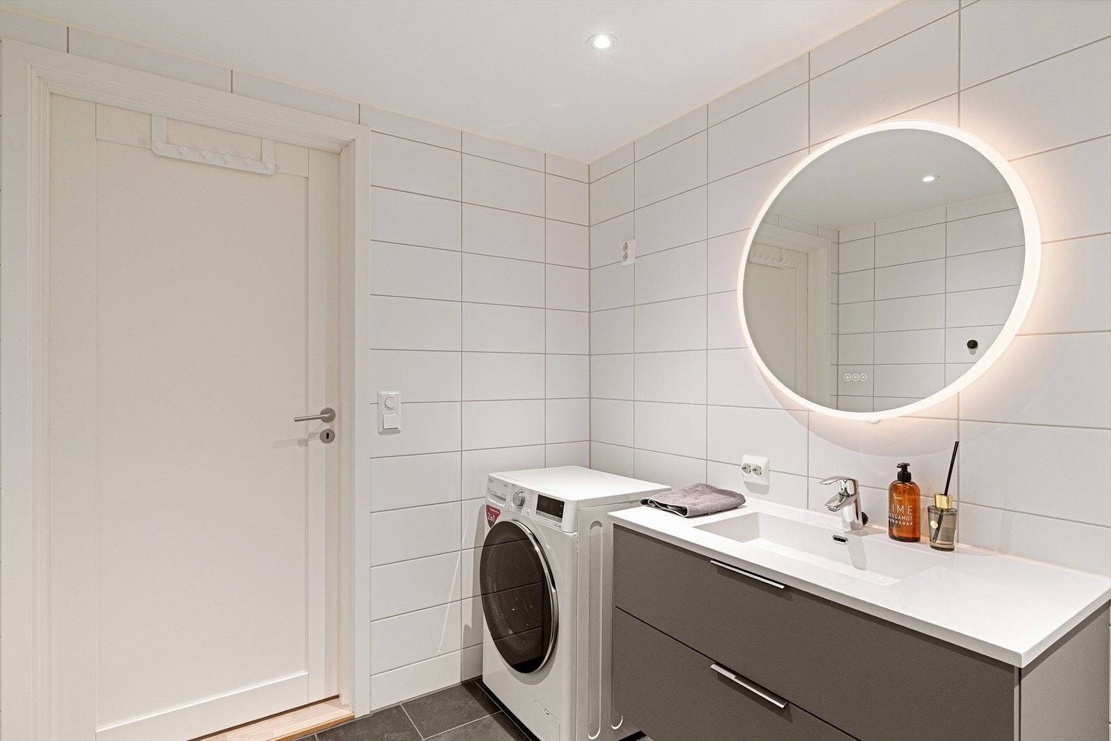 Badet har vannbåren gulvvarme og opplegg for vaskemaskin. Galleribilde