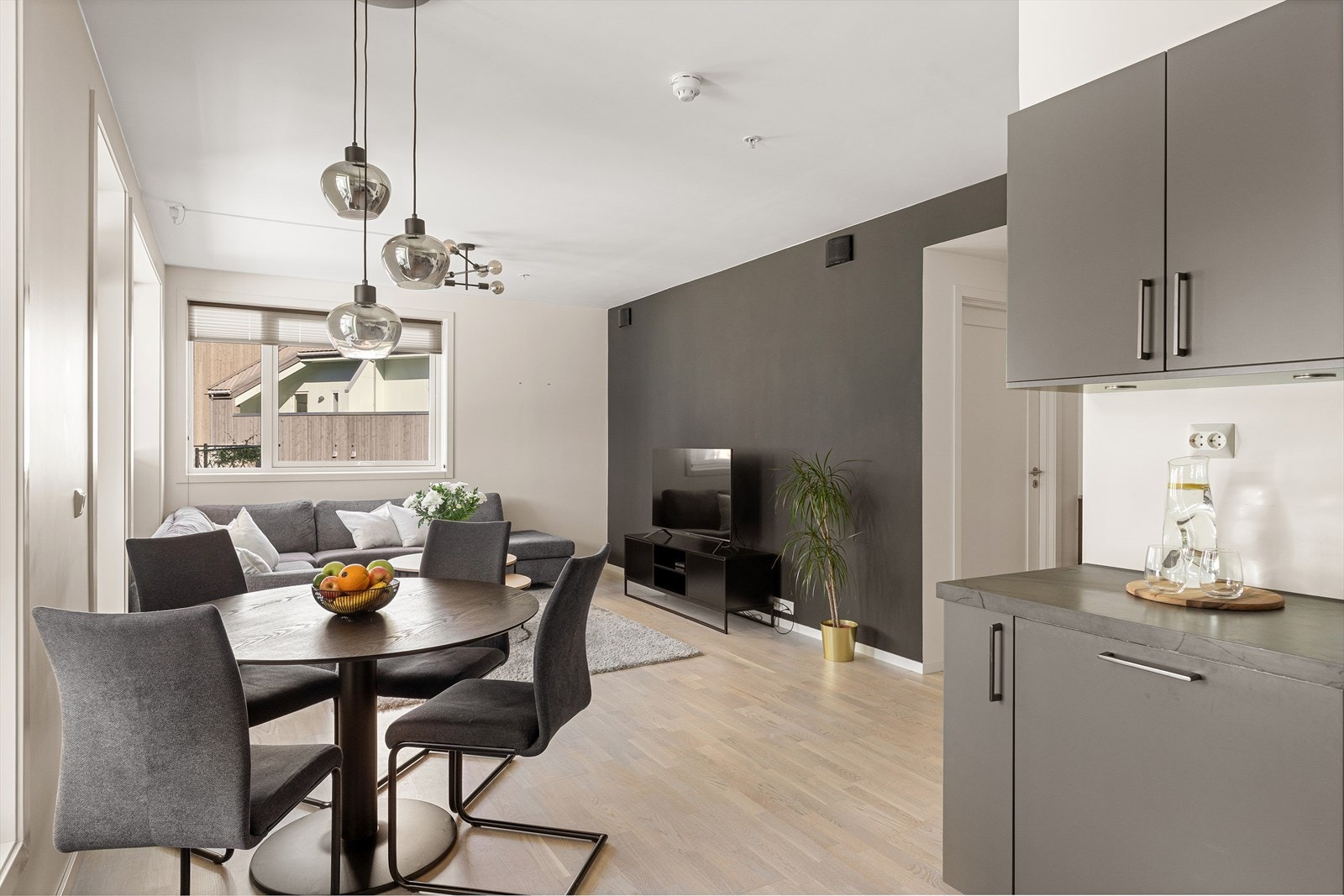 Stuen har god plass til både sofagruppe og spisebord. Galleribilde